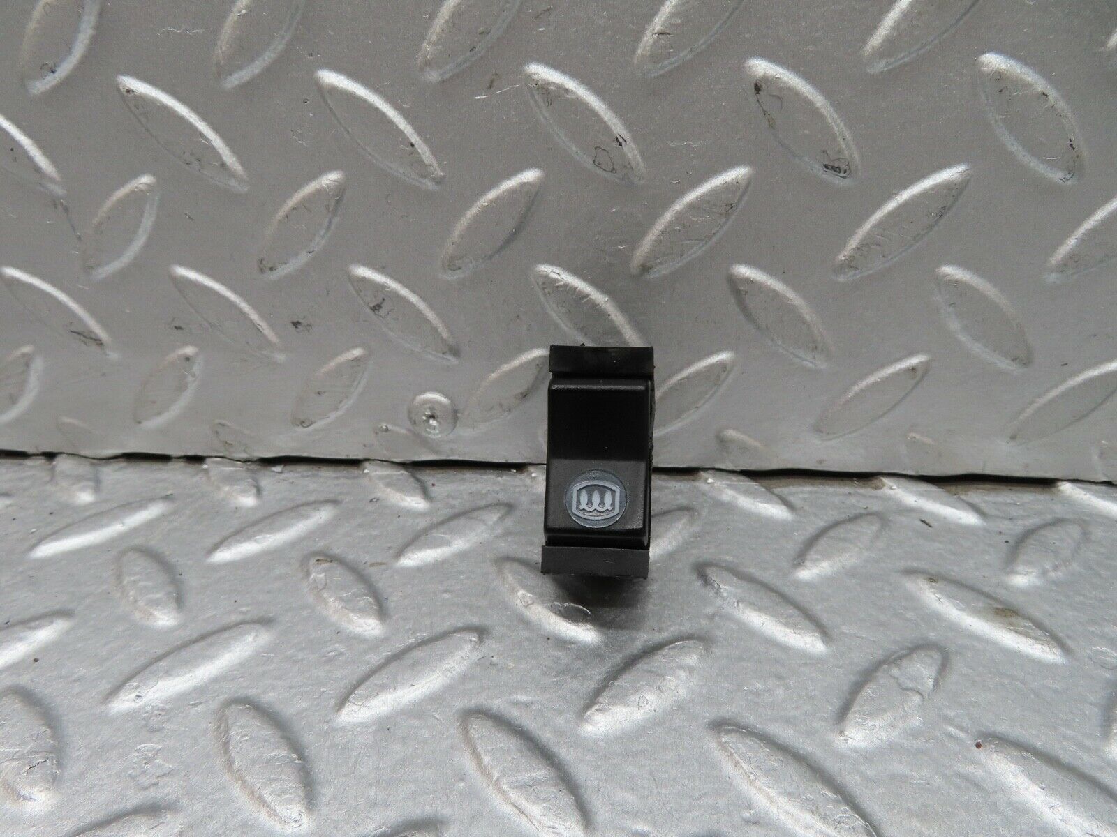 18089 Mercedes-Benz W123 200 Rear Heated Windscreen Switch 03812515