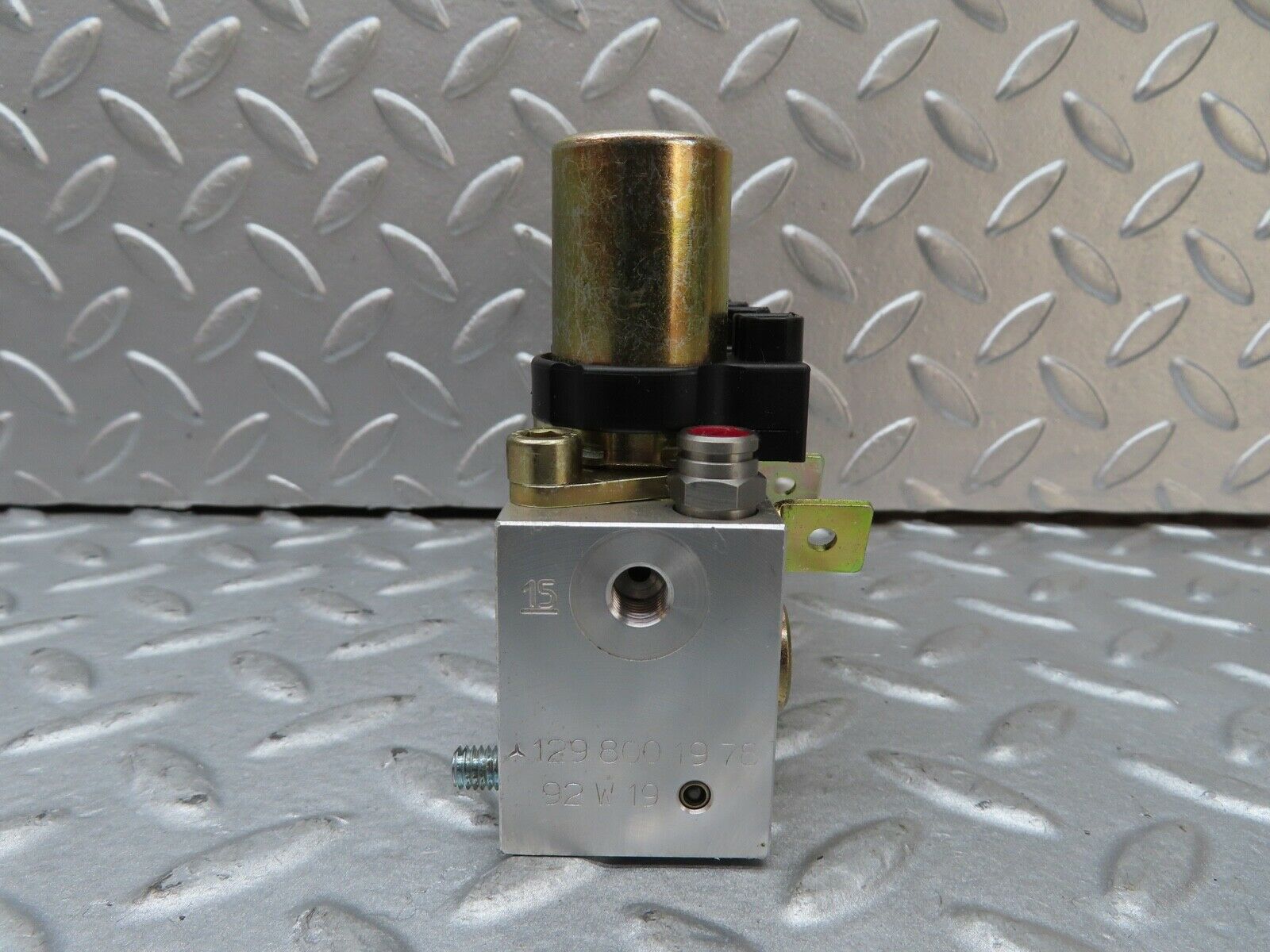 17473 Mercedes-Benz R129 300SL Coupe Soft Top Hydraulic Valve Block Left Side