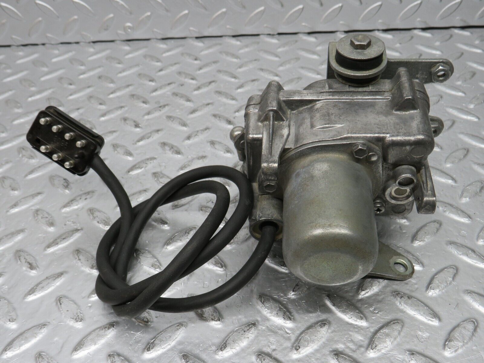 32713 Mercedes-Benz S124 300TE Wagon Cruise Control Actuator 0025458632