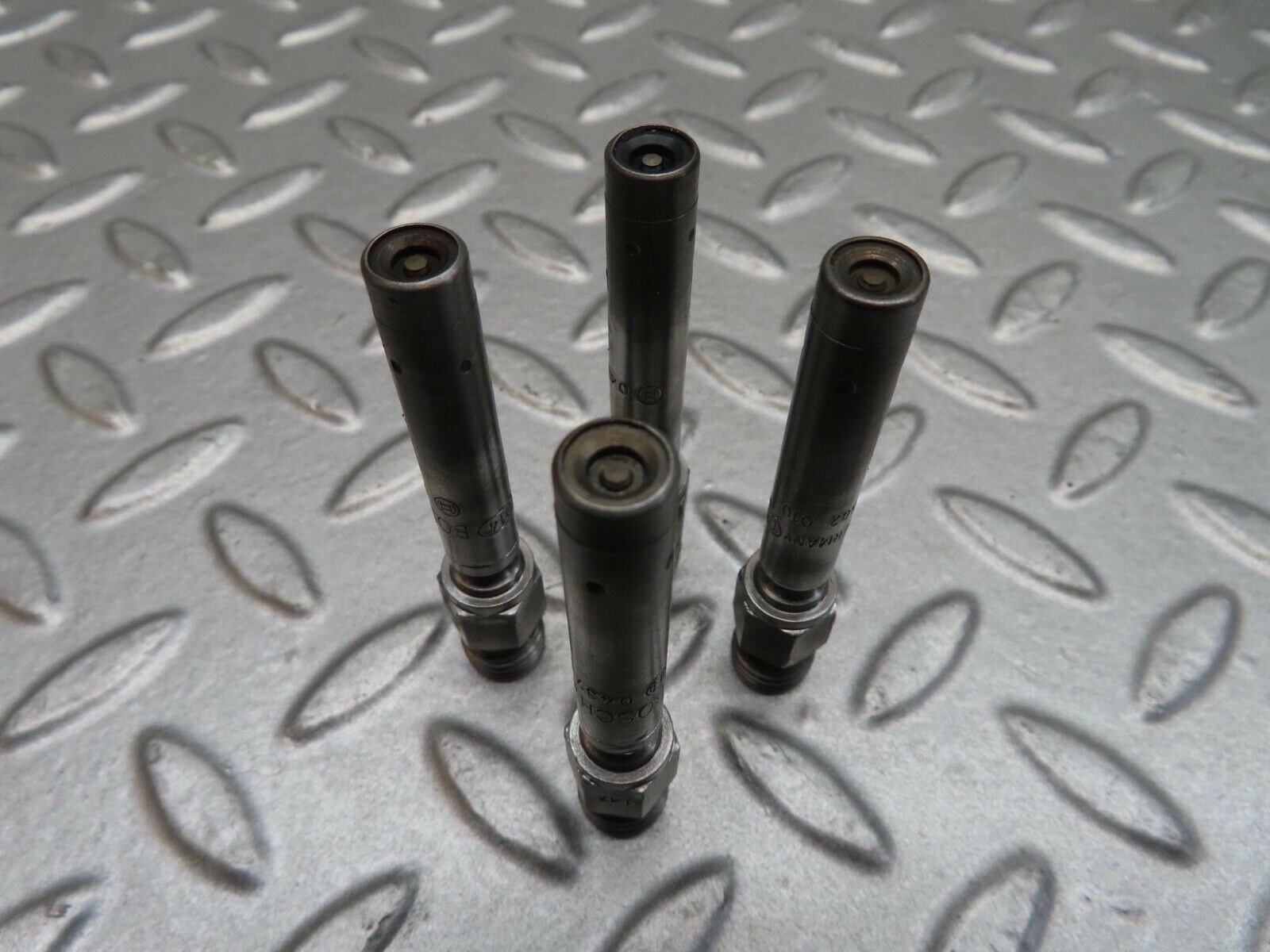 14401 Mercedes-Benz W116 350SE 4x Fuel Injectors Bosch  0437502010