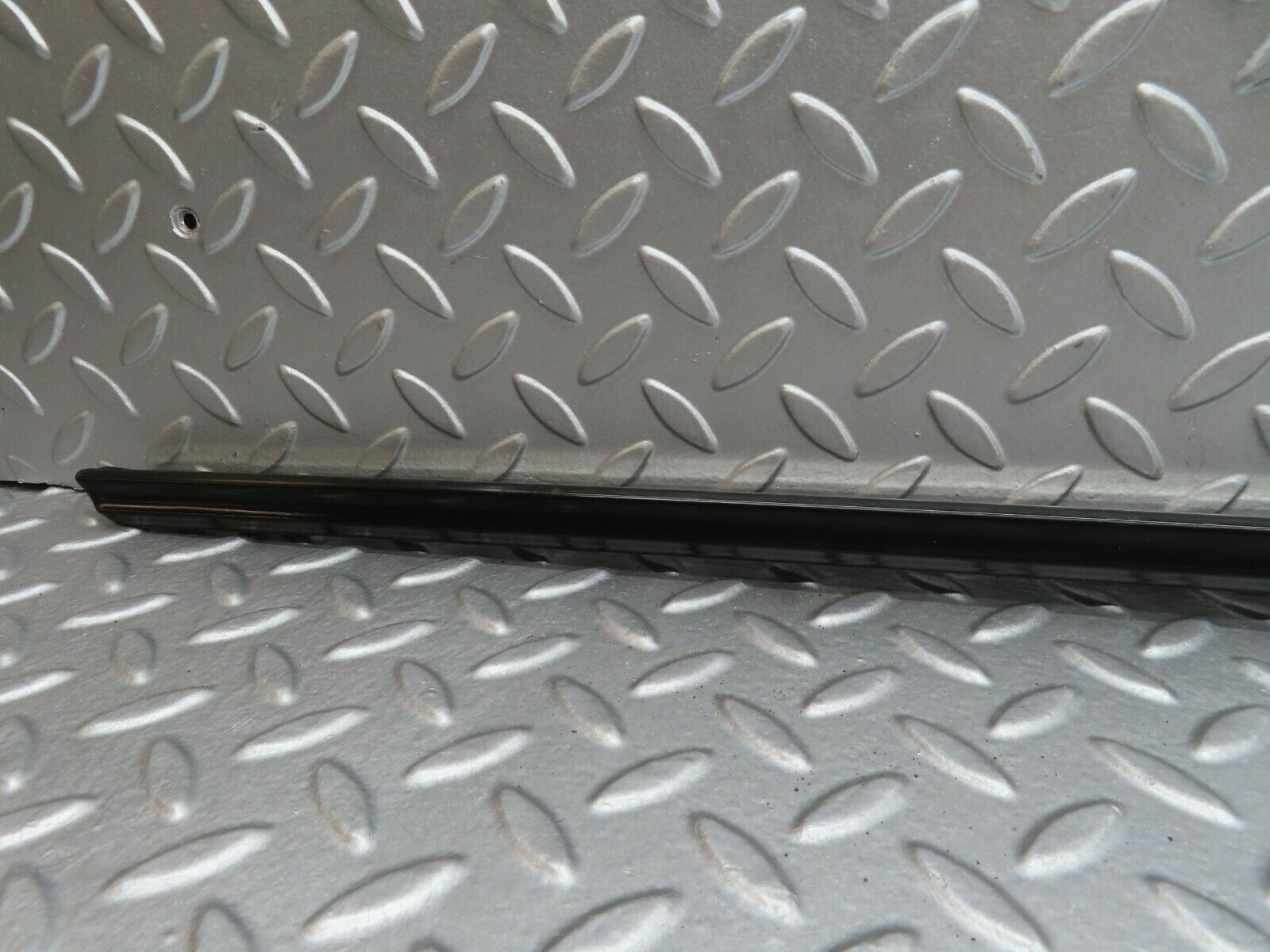 18004 Mercedes-Benz W123 200 Front Right Fender Wing Centre Moulding Trim