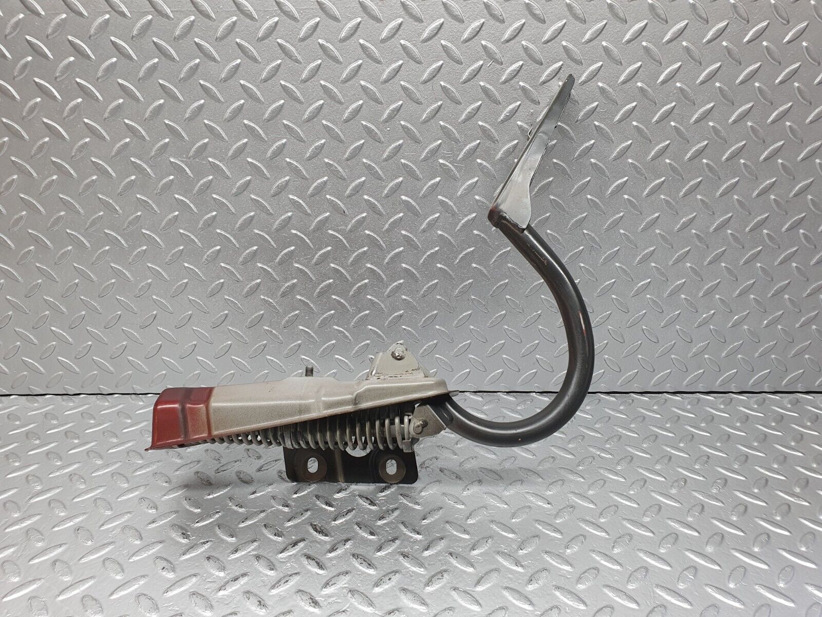 41192 Mercedes-Benz W126 300SE Trunk Hinge Right Side