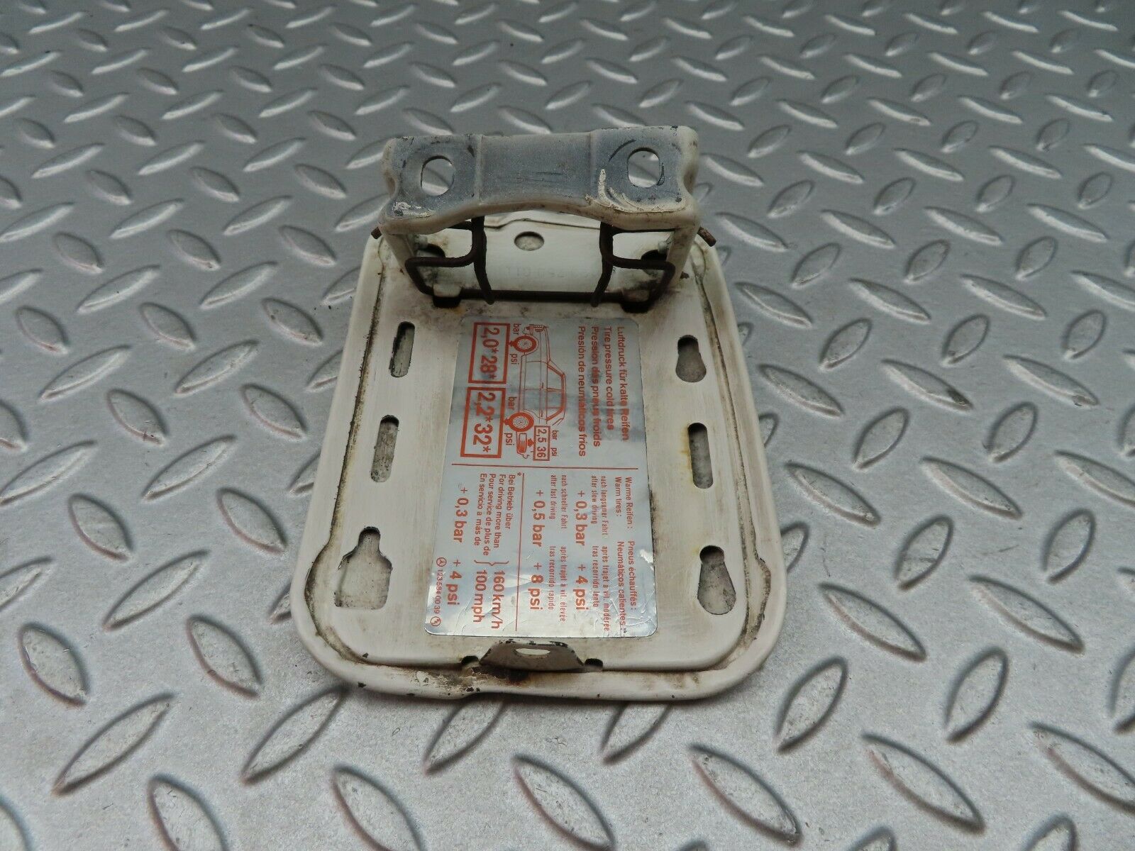 5788 Mercedes-Benz W123 200 Fuel Tank Flap Cap 1237500106