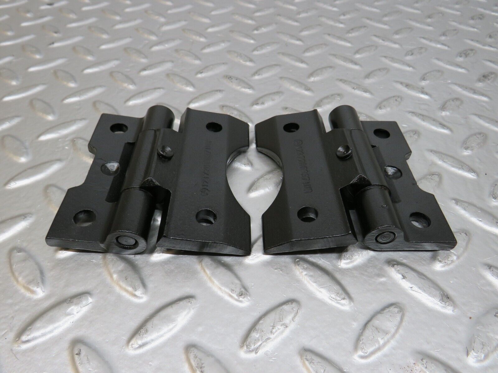 25422 Mercedes-Benz W123 200 Door Hinge Pair 1237200037