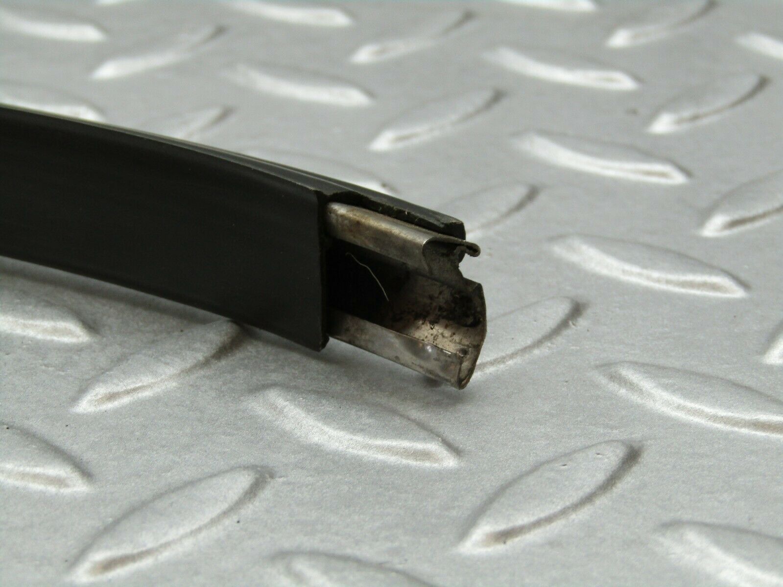 3340 Mercedes-Benz W115 220D Centre Fender Wing Chrome Trim Front Left