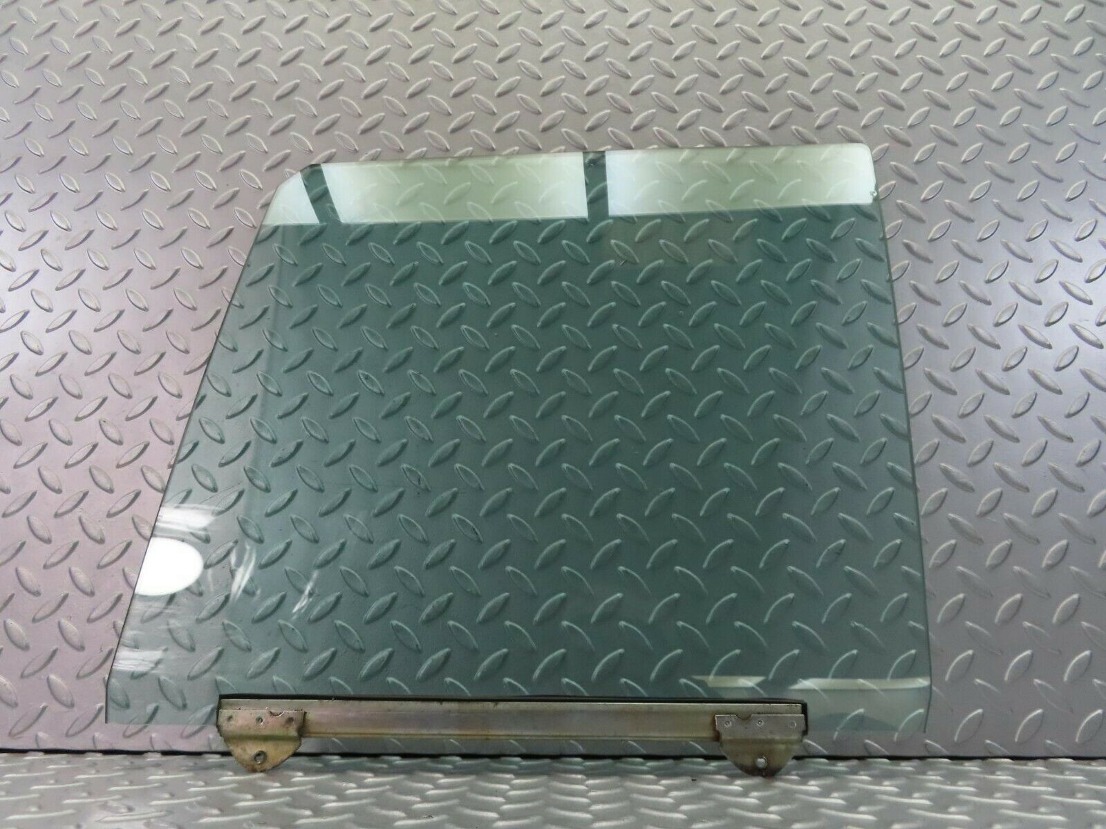 7864 Mercedes-Benz W115 220D Front Left Door Window Glass