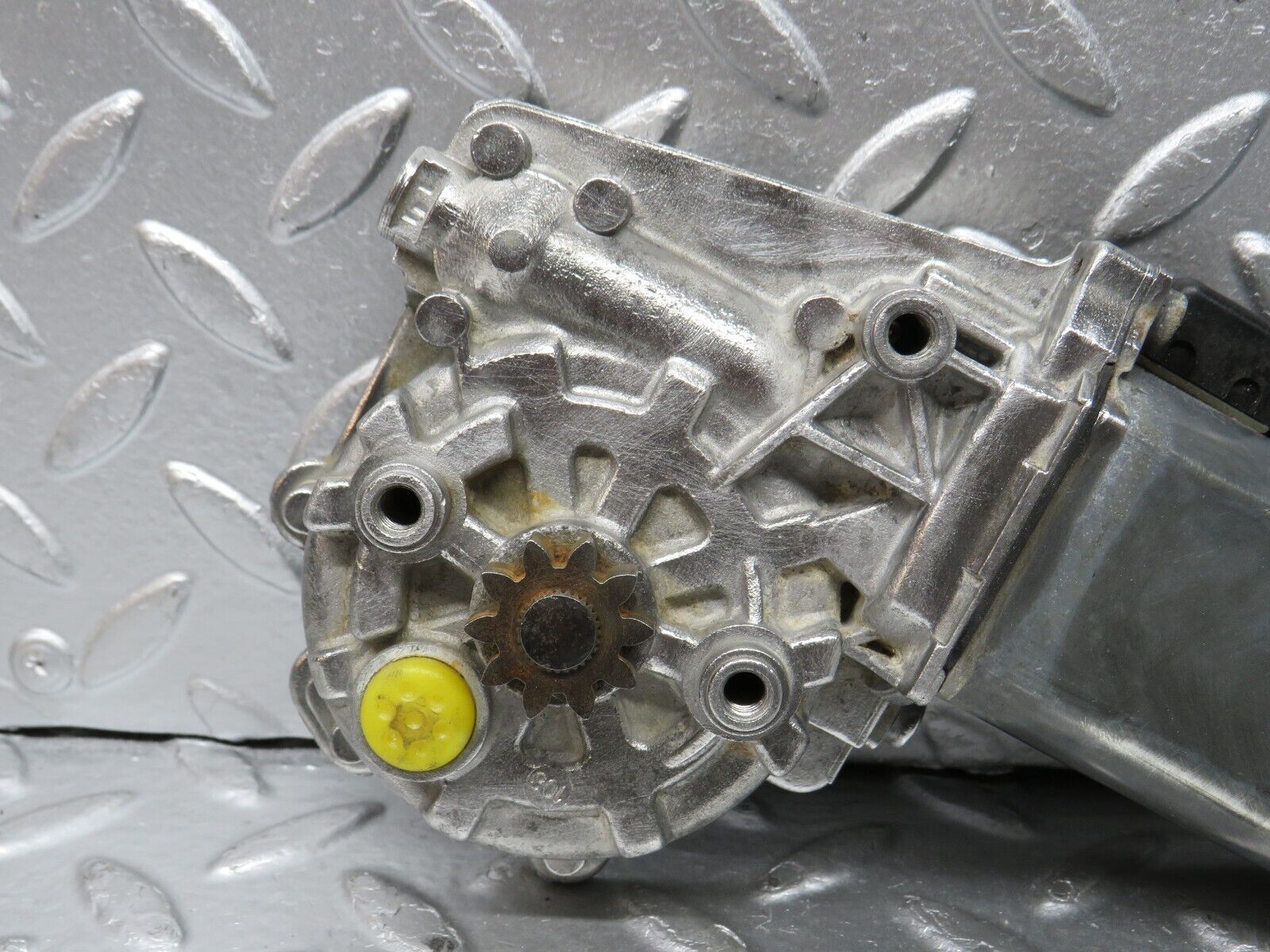 31196 Mercedes-Benz S124 220TE Window Regulator Motor Right Bosch 0130821285