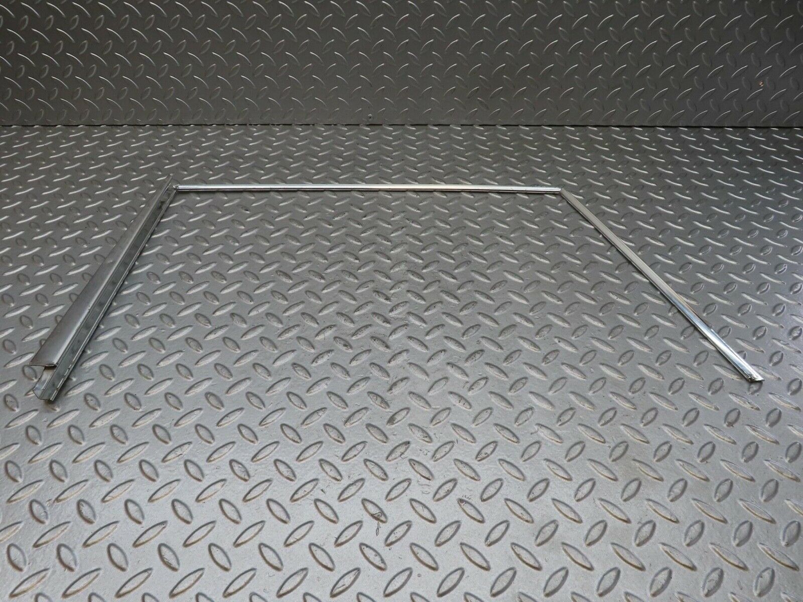 13186 Mercedes-Benz W111 220S Front Right Door Window Chrome Frame