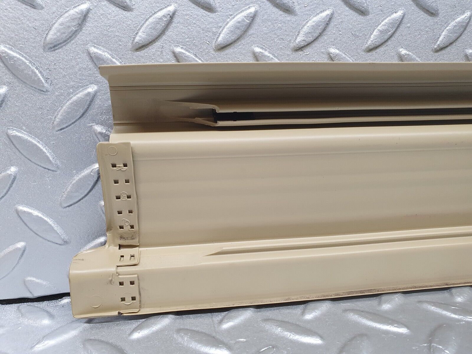 40908 Mercedes-Benz W126 300SE Rear Right Door Sill Trim Beige