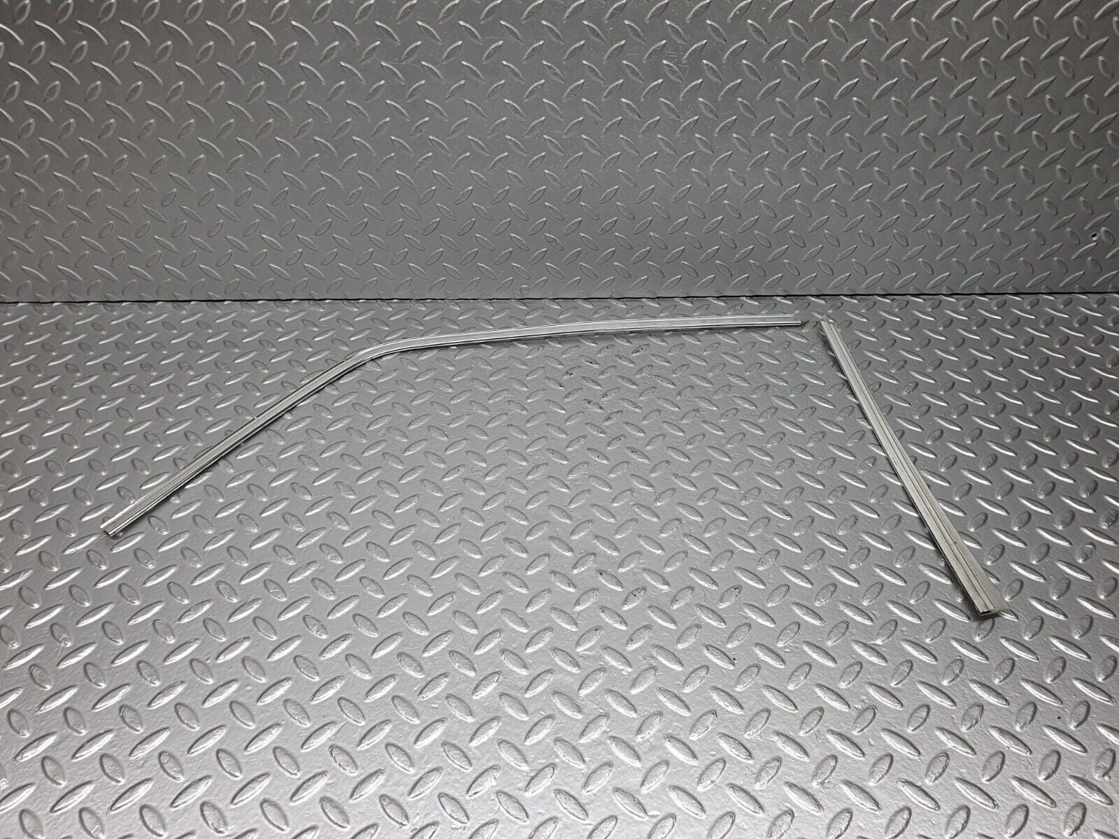 40776 Mercedes-Benz W123 300D Front Right Door Window Chrome Frame