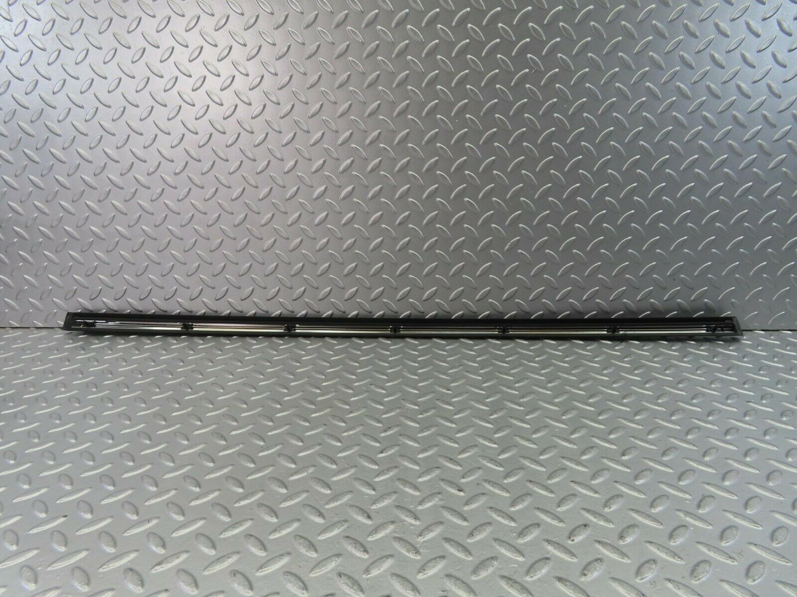 10290 Mercedes-Benz W116 Front Left Door Centre Moulding Trim