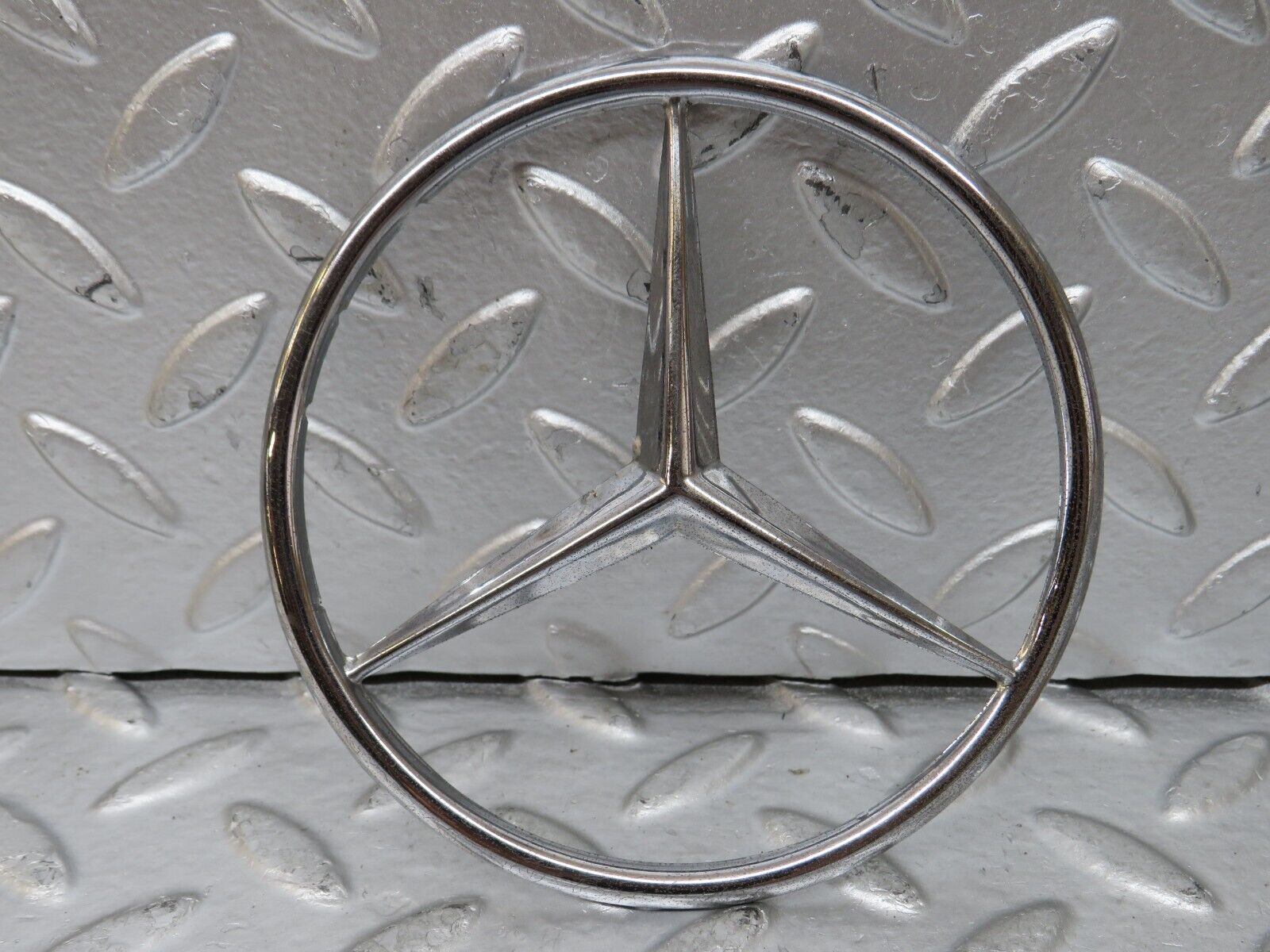26053 Mercedes-Benz W116 450SE Trunk Badge Emblem
