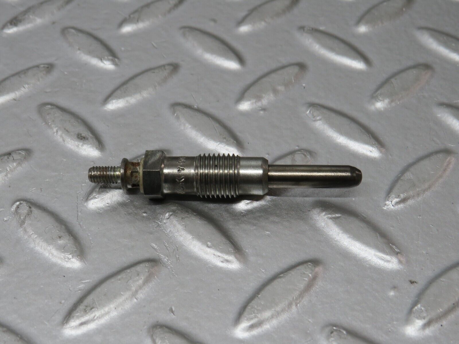 32898 Mercedes-Benz W123 300D Glow Plug Bosch Y-902R 046