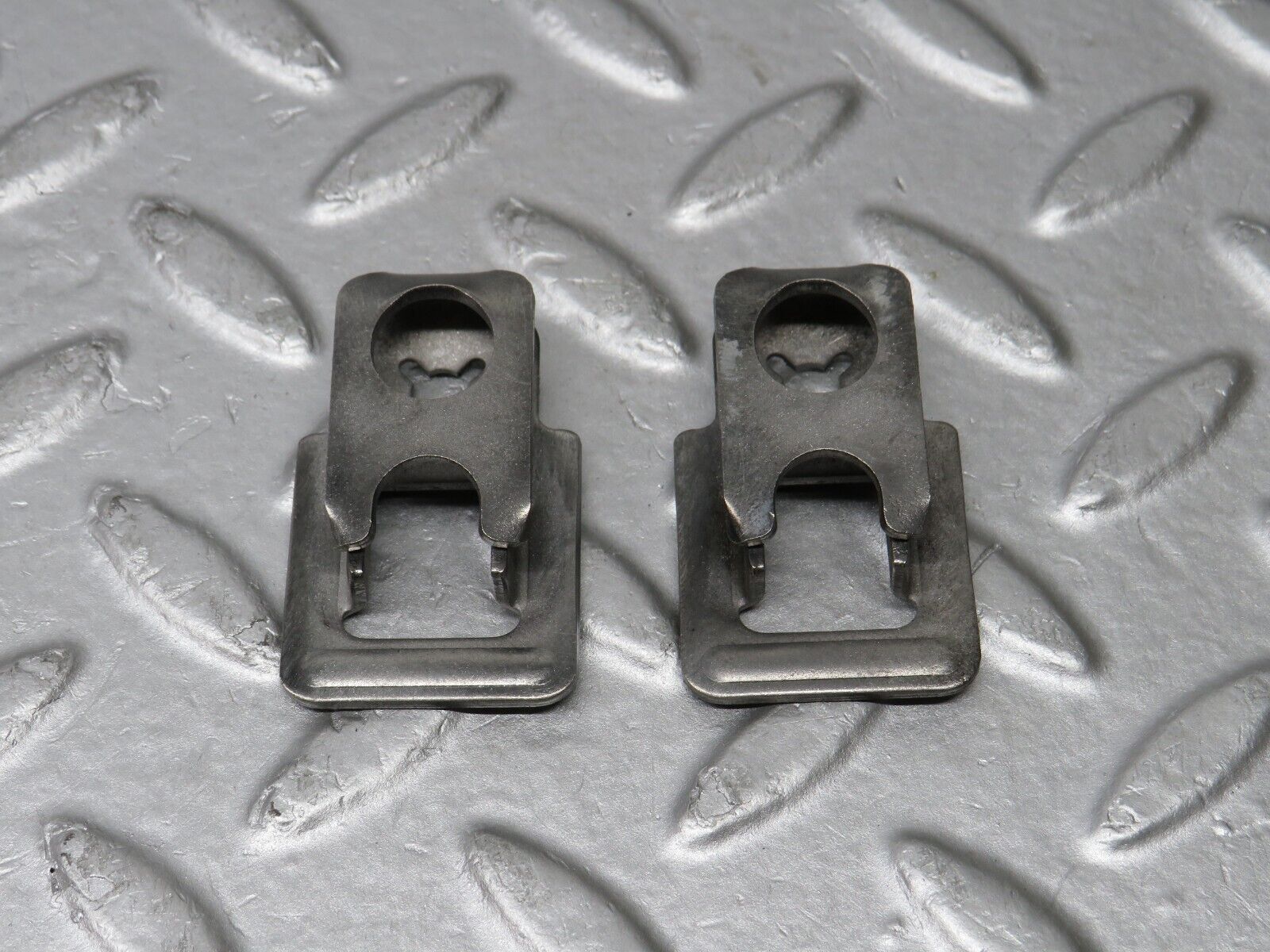 39031 Mercedes-Benz W201 190E 2.6L Fuel Injector Bracket 2x