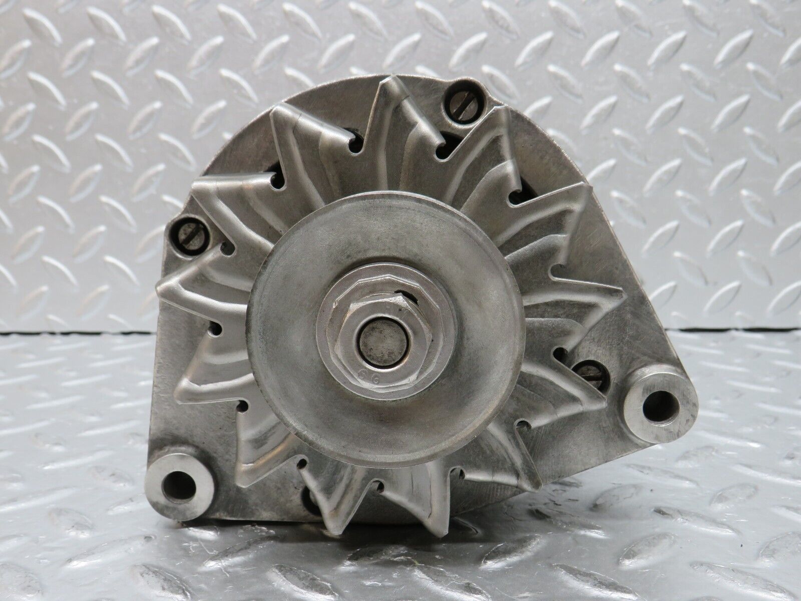 0050 Mercedes-Benz W116 350SE Alternator Bosch 0120489526