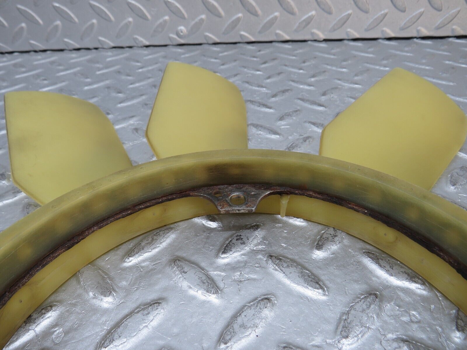 37963 Mercedes-Benz A124 320E Cabriolet Engine Cooling Fan 1032000423