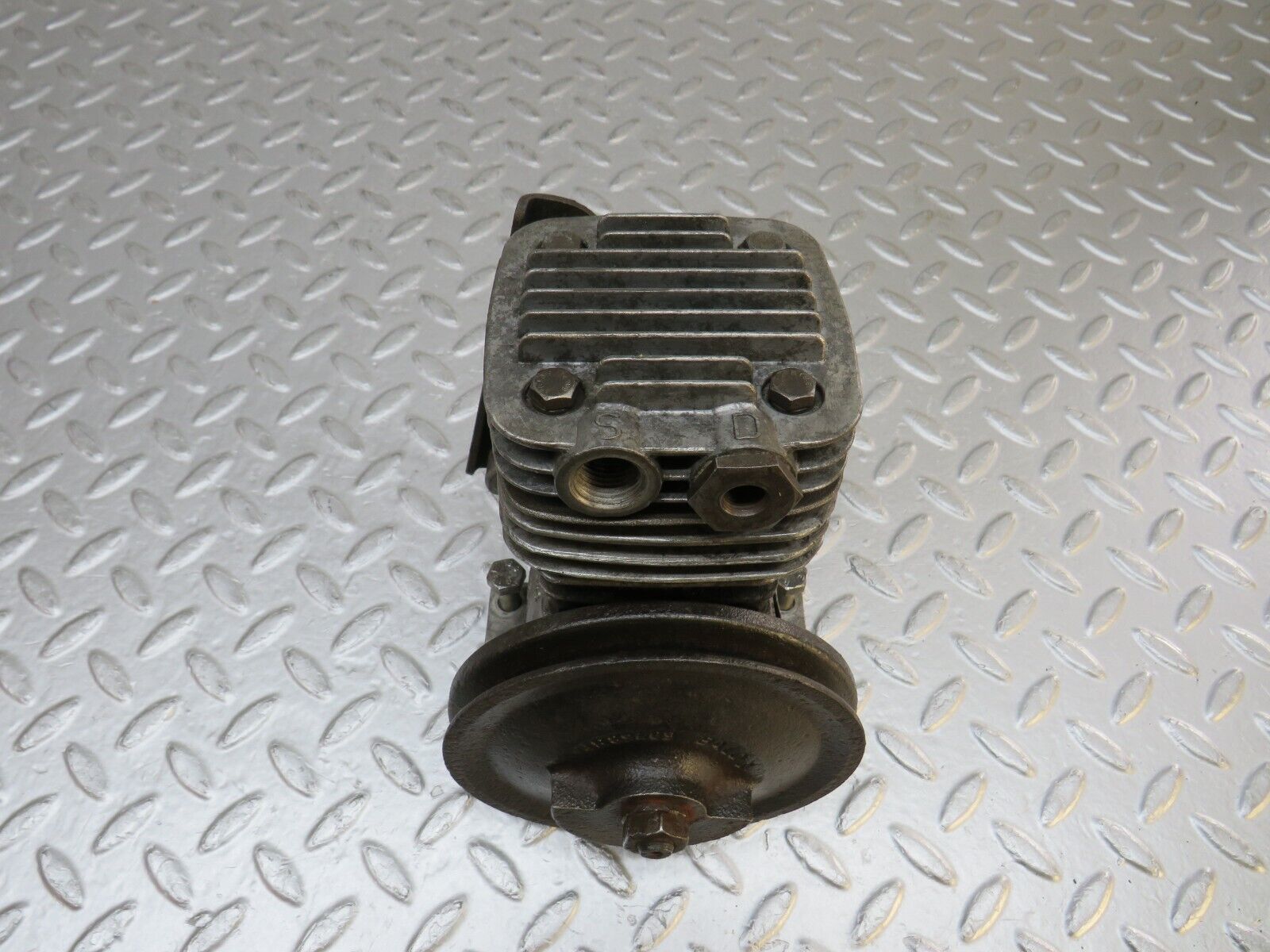 37590 Mercedes-Benz W109 300SEL Air Suspension Compressor R58543