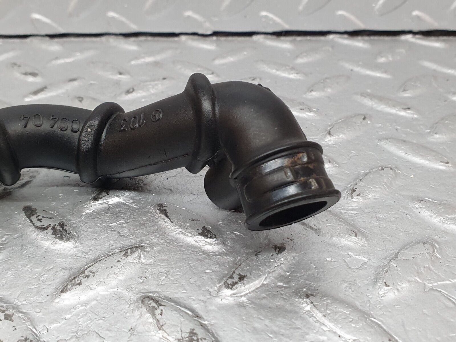 41249 Mercedes-Benz W126 300SE Air Intake Hose Pipe 1030940482