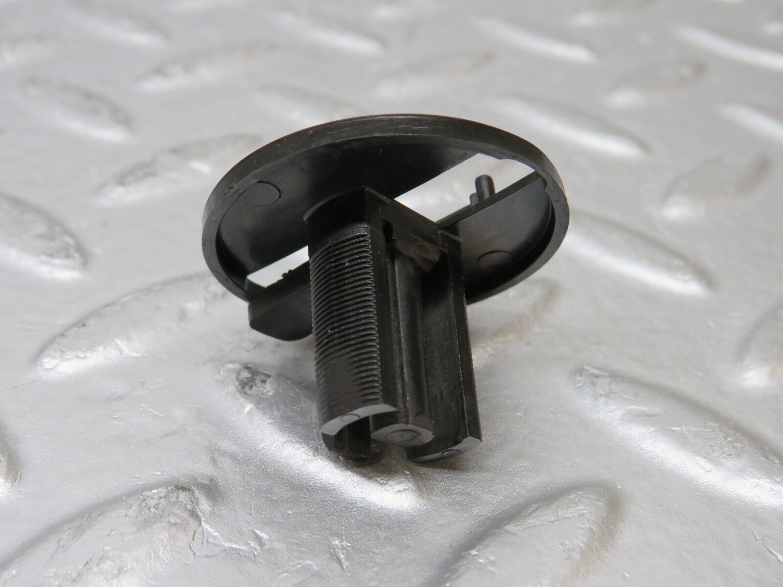 37814 Mercedes-Benz A124 320E Cabriolet Radiator Fan Shroud Holder 2x