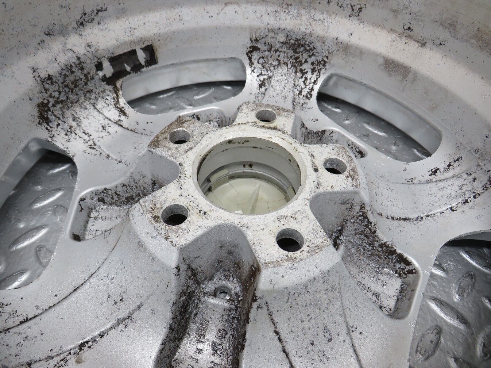 38189 Mercedes-Benz A124 Alloy Wheel 7Jx15H2 ET37 KBA44301