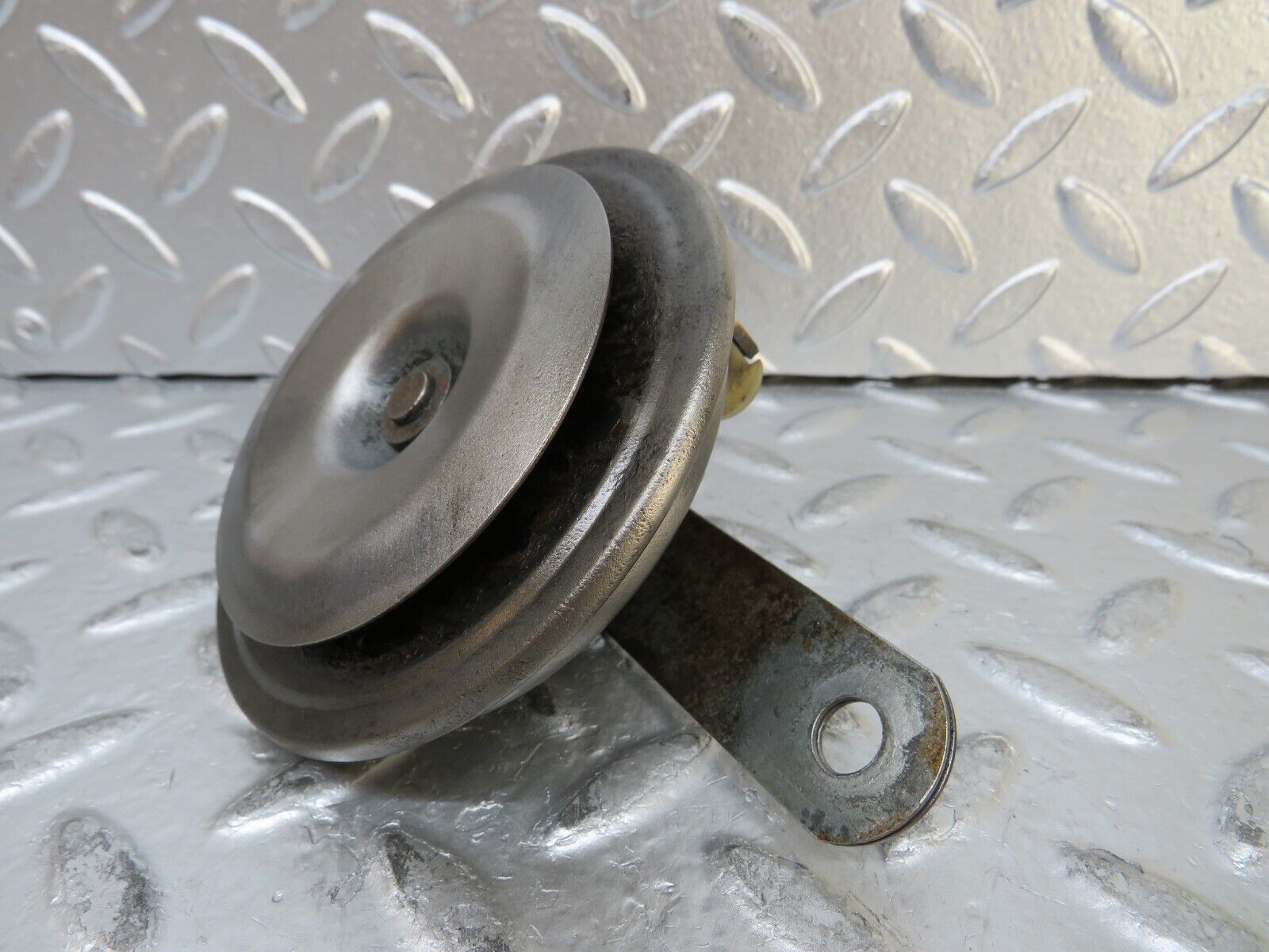 26899 Mercedes-Benz W123 240D Horn Bosch 0035423820