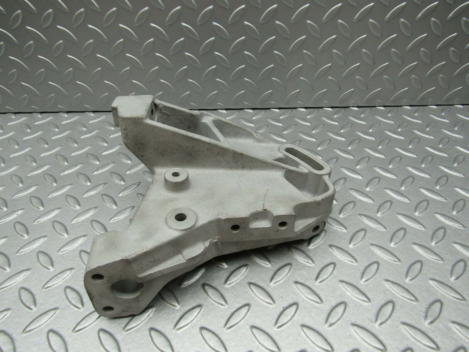 3347 Mercedes-Benz V123 240D LWB Power Steering Pump Bracket 6172360030