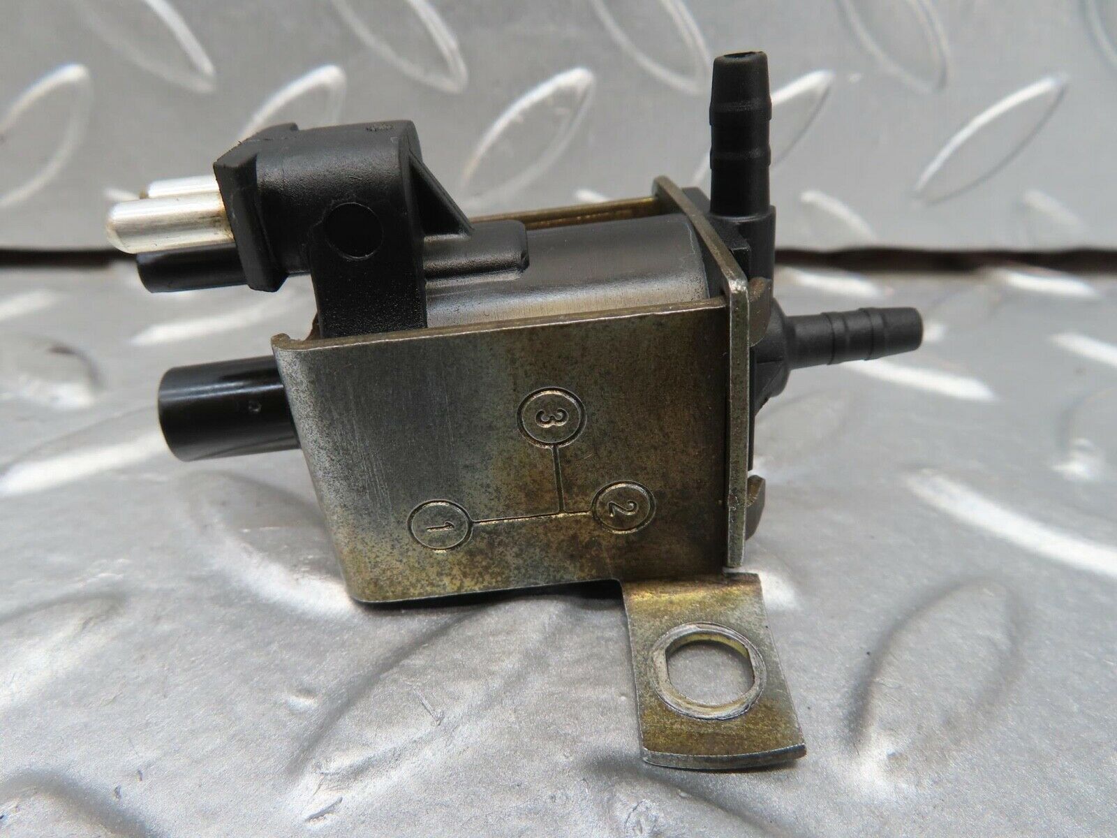 15339 Mercedes-Benz W123 230E Vacuum Control Valve Pierburg 0015407097