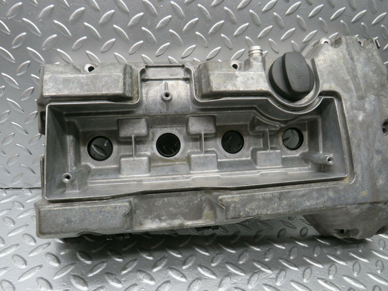22500 Mercedes-Benz C124 E220 Coupe Cylinder Head Valve Cover 1110100330