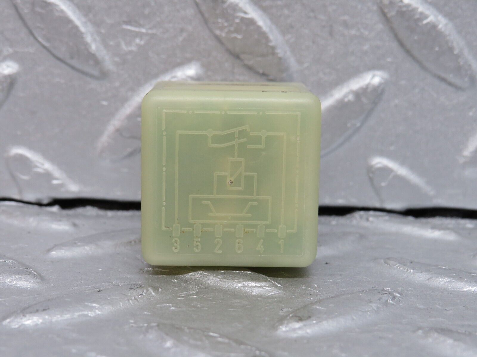 38120 Mercedes-Benz A124 320E Cabriolet Door Window Control Relay 0015427819