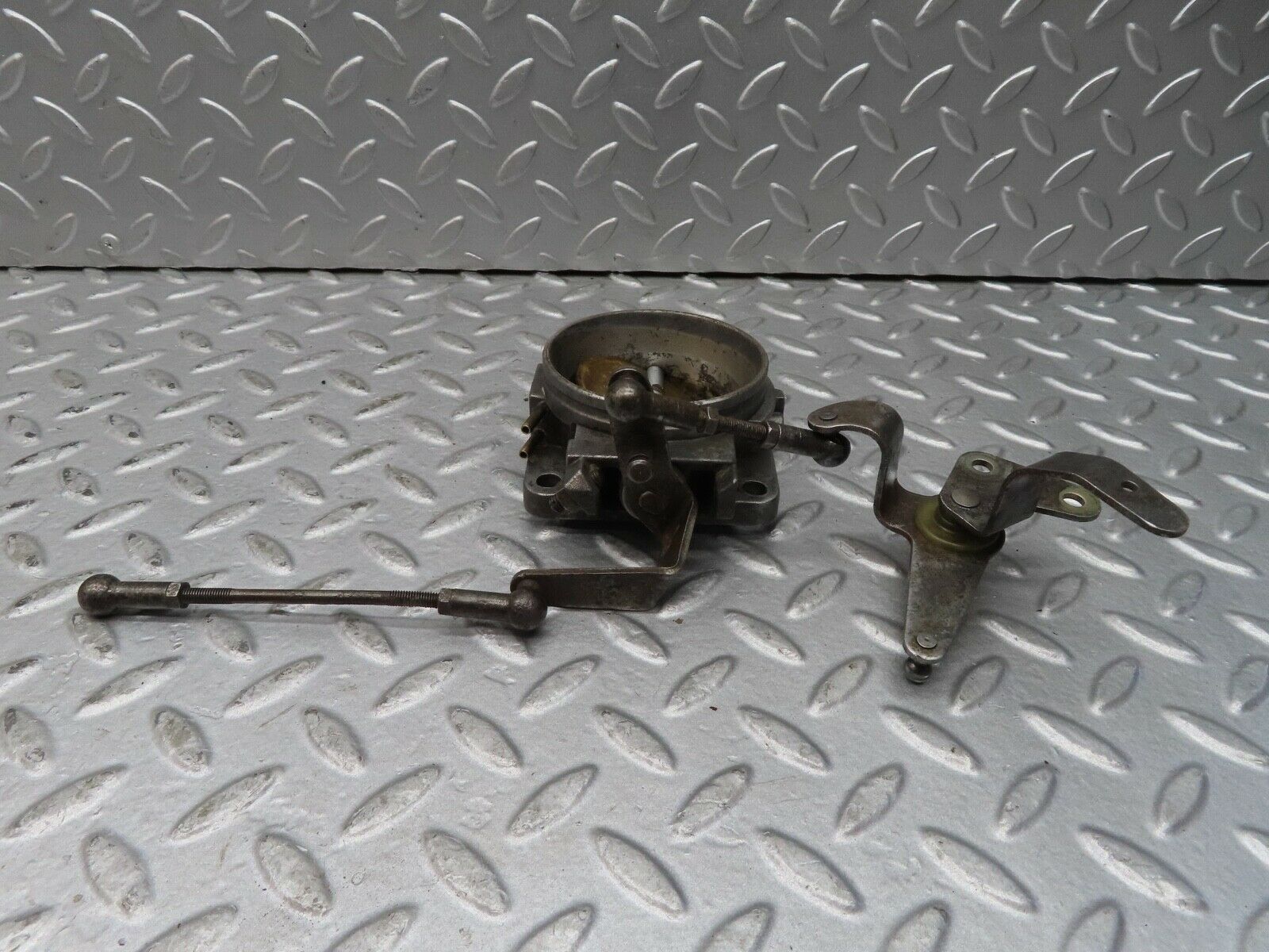 17048 Mercedes-Benz C123 280CE Coupe Throttle Body Valve & Linkage 0011404153