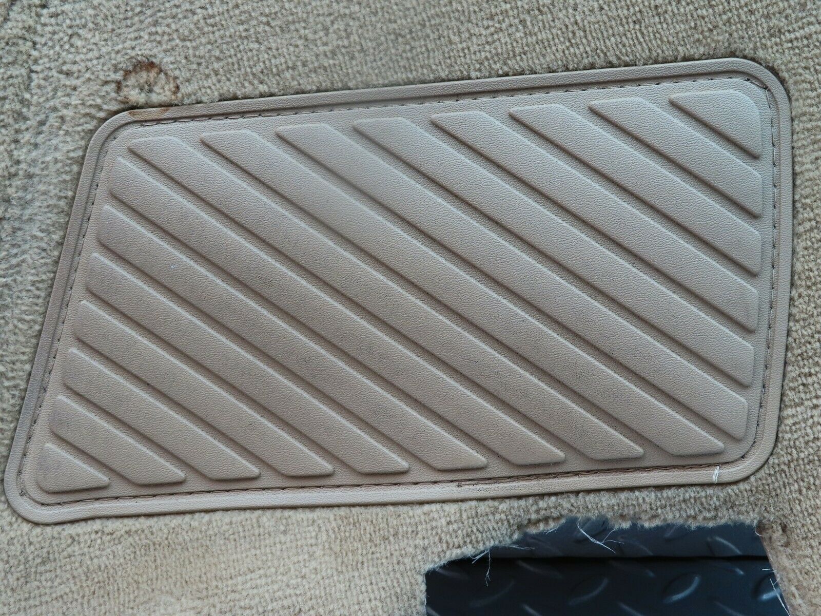 5428 Mercedes-Benz W124 230E Centre Console Carpet Right Side Beige