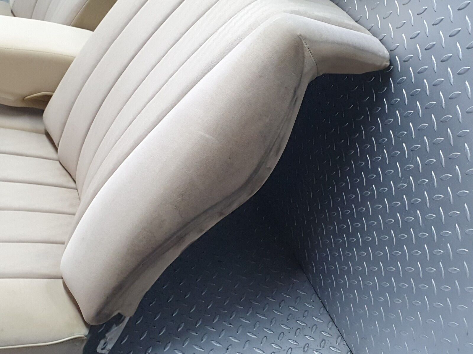 41135 Mercedes-Benz W126 300SE Rear Seat Beige 1269200650
