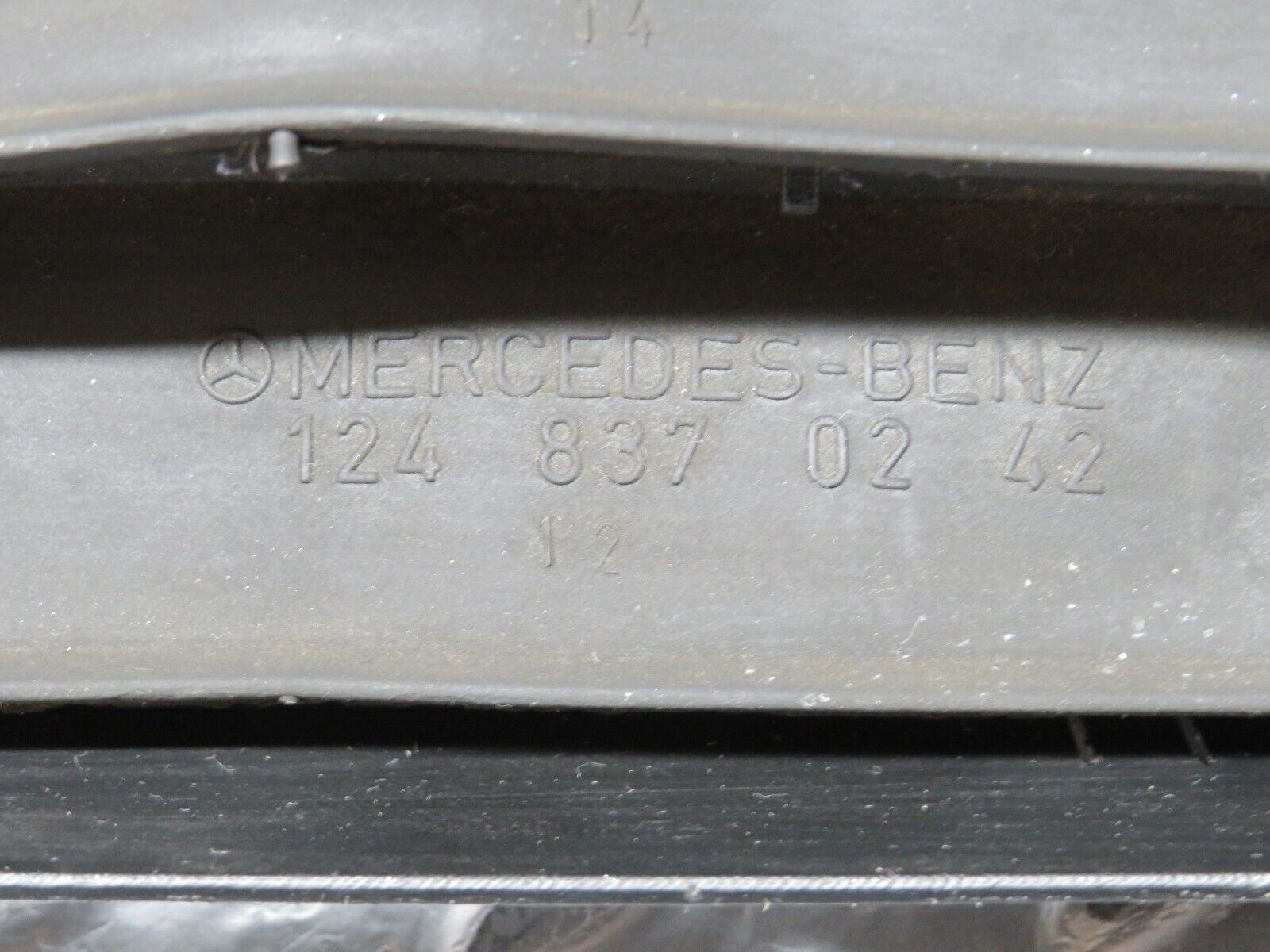 31390 Mercedes-Benz S124 220TE Wagon Air Intake Vent 1248370230 1248370242