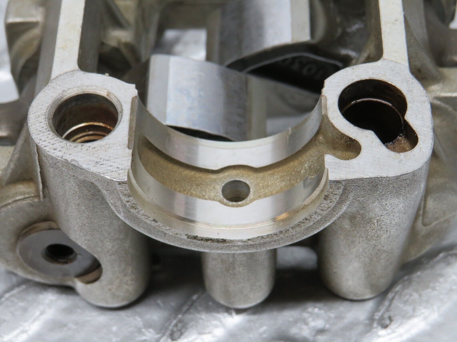 32623 Mercedes-Benz S124 300TE Rocker Arms Camshaft Bearing Block 1030510610