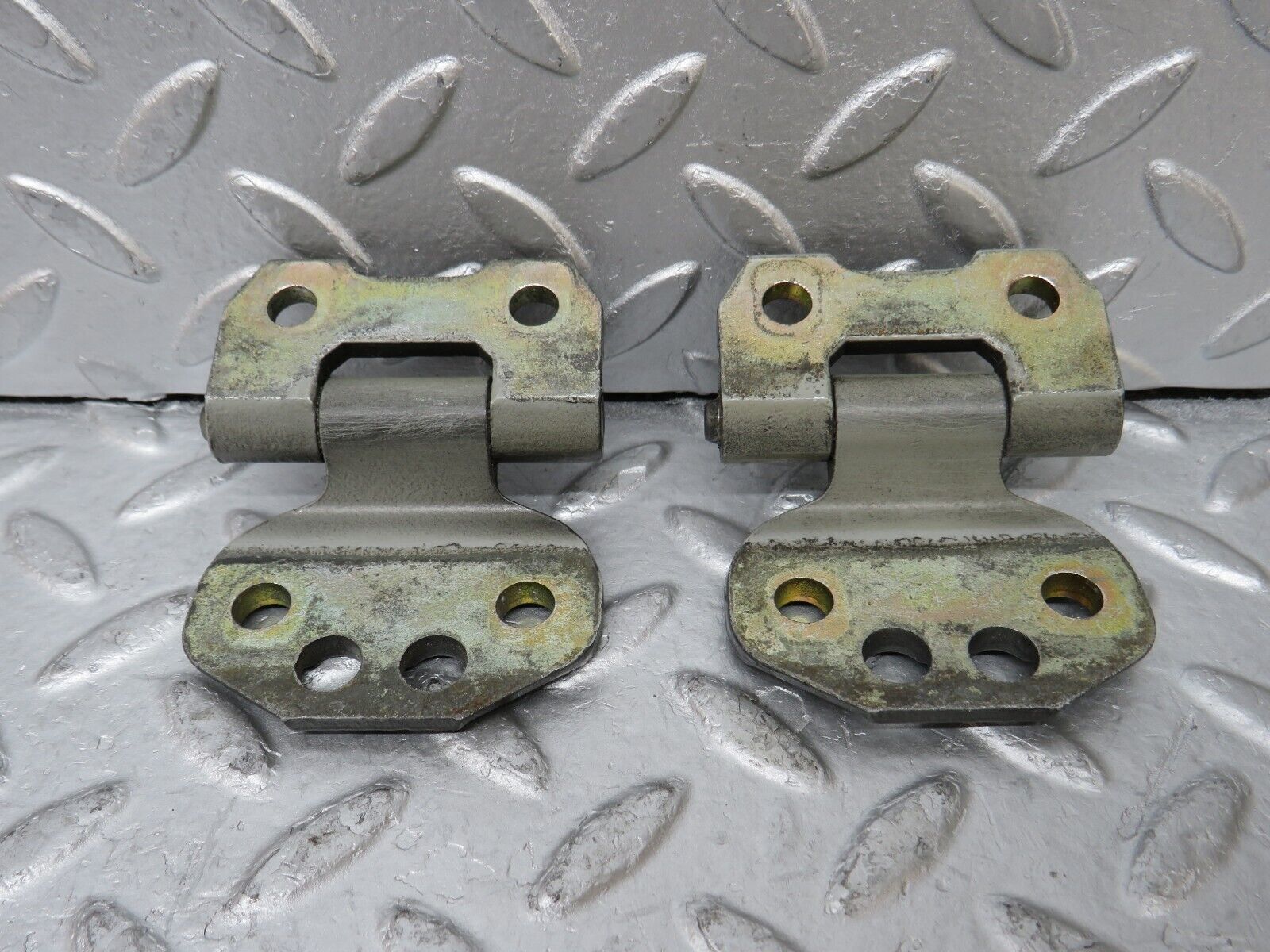 35305 Mercedes-Benz W124 Front Door Hinge Pair