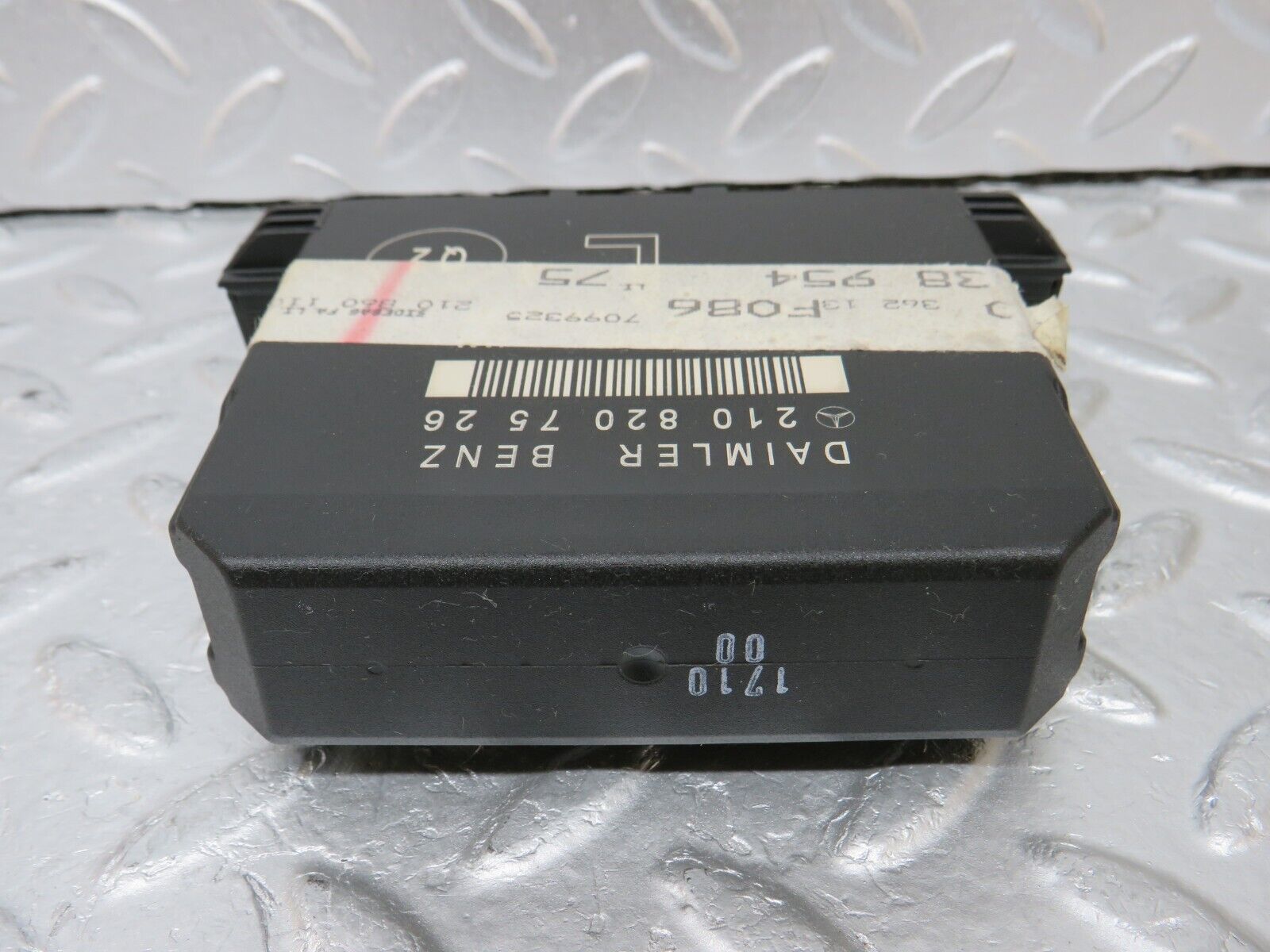 34760 Mercedes-Benz W210 320E Door Control Unit Front Left 2108207526