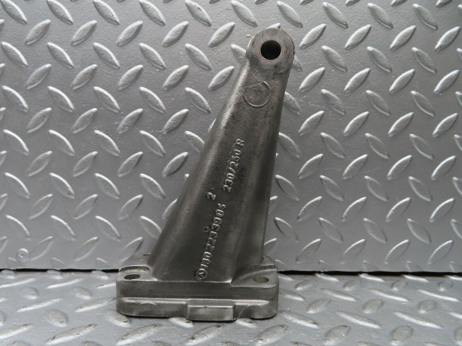 20352 Mercedes-Benz W114 280CE Coupe Engine Mount Bracket Right 1802233904