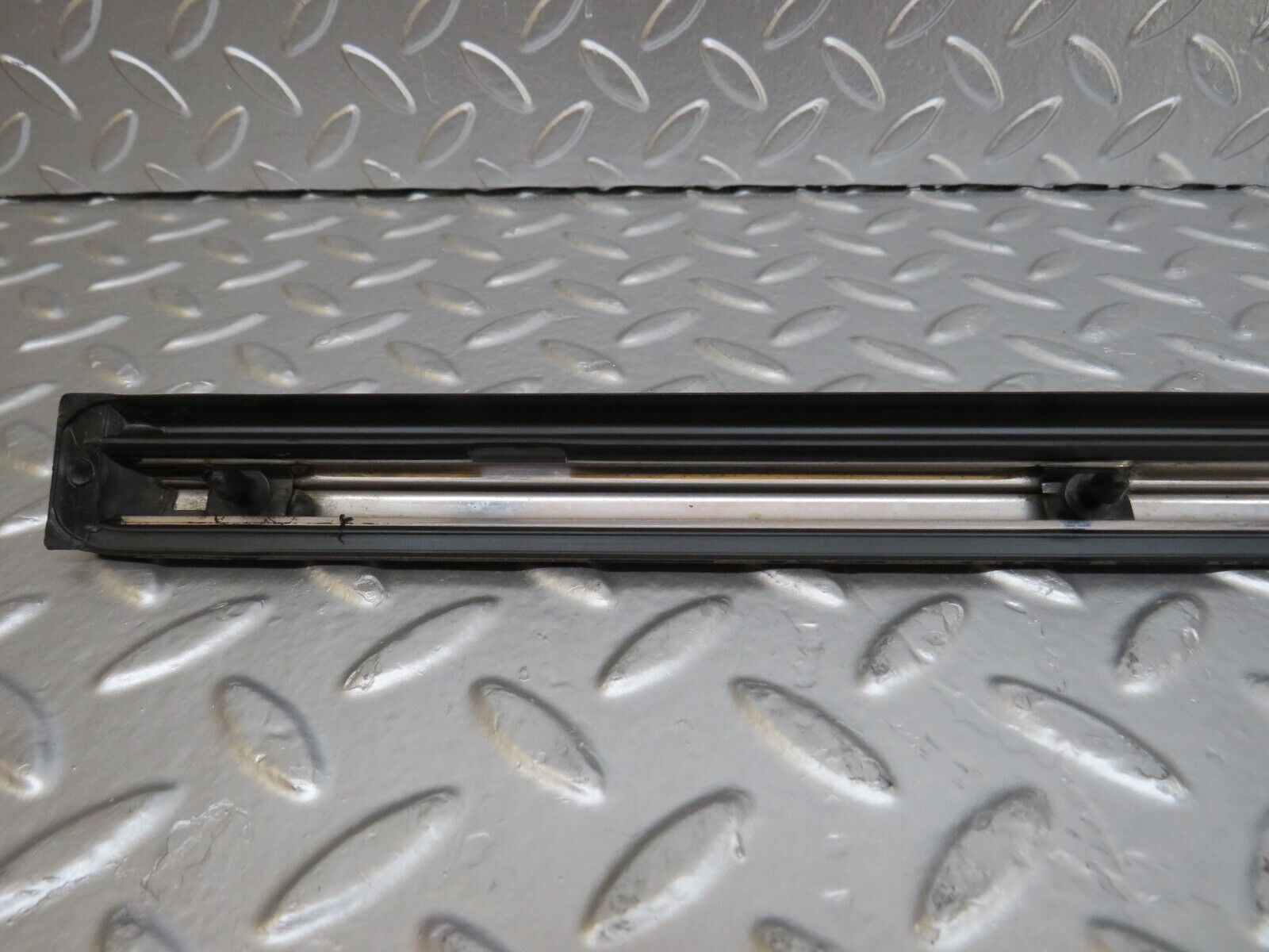 26080 Mercedes-Benz W116 450SE Front Left Door Centre Moulding Trim