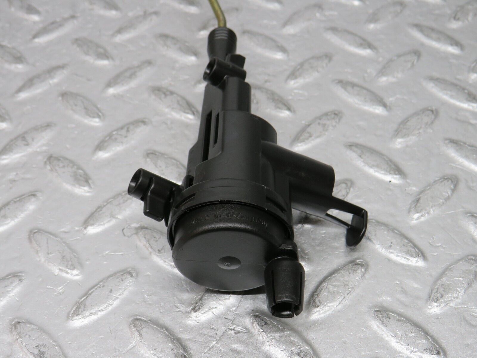 37773 Mercedes-Benz A124 320E Cabriolet Trunk Lock Vacuum Actuator