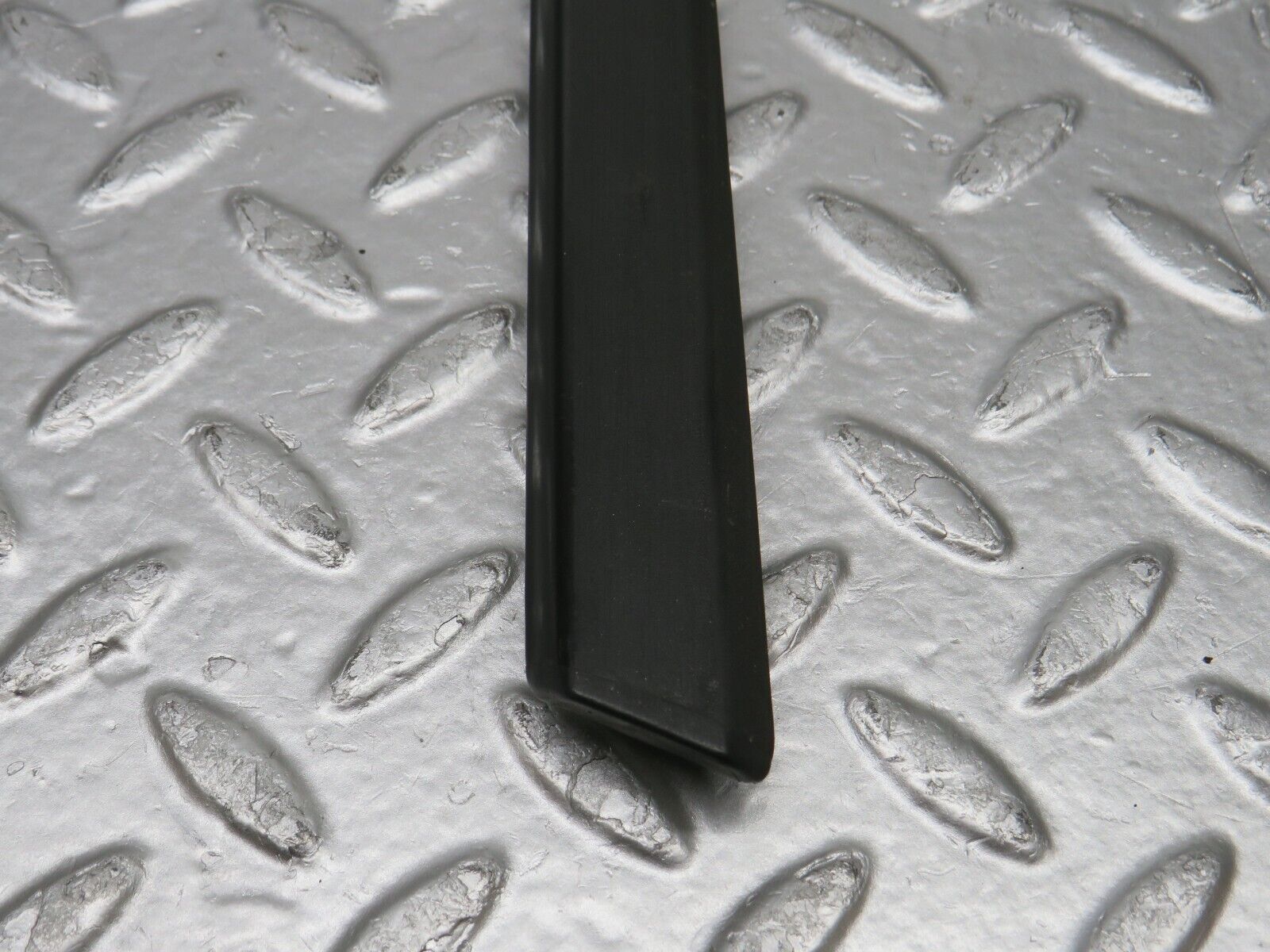 33849 Mercedes-Benz W201 190E 2.0L Rear Left Door Centre Moulding Trim