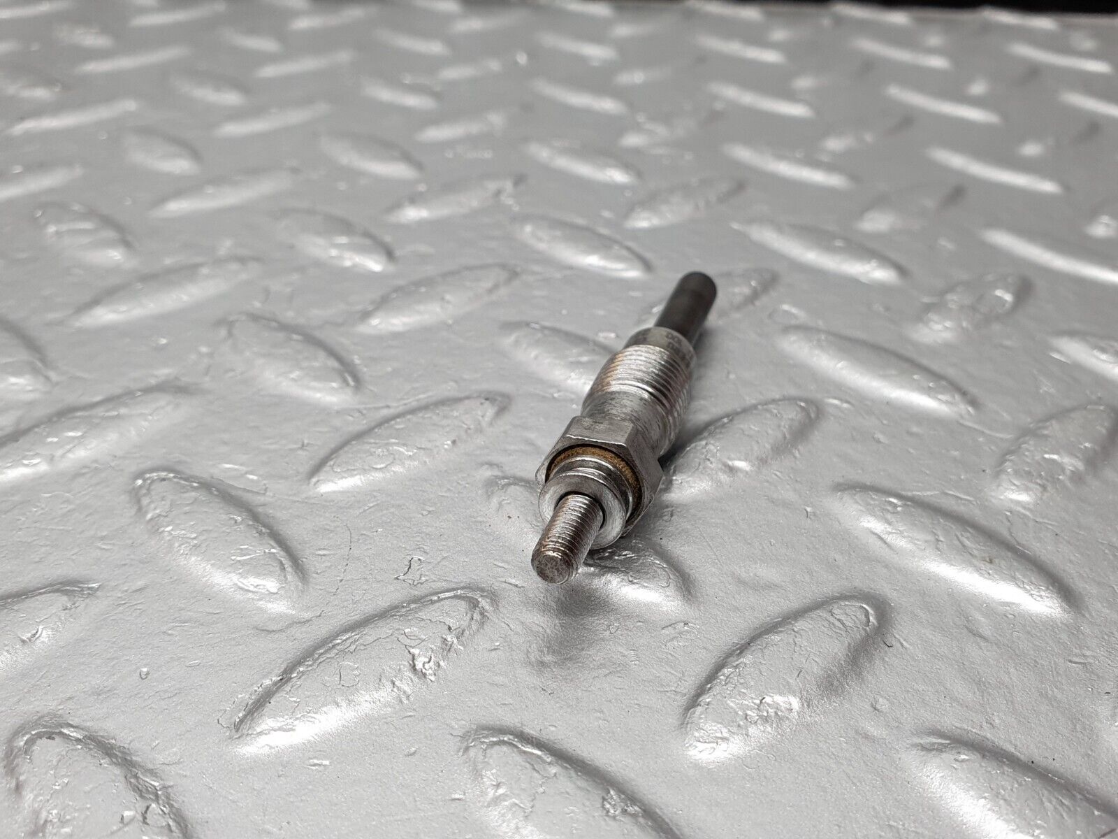 40846 Mercedes-Benz W123 300D Glow Plug Beru 0100221107