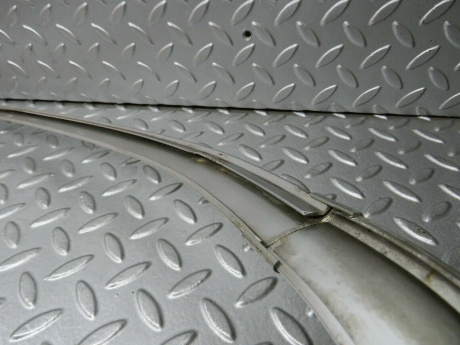 23405 Mercedes-Benz W116 350SE Rear Windscreen Chrome Frame