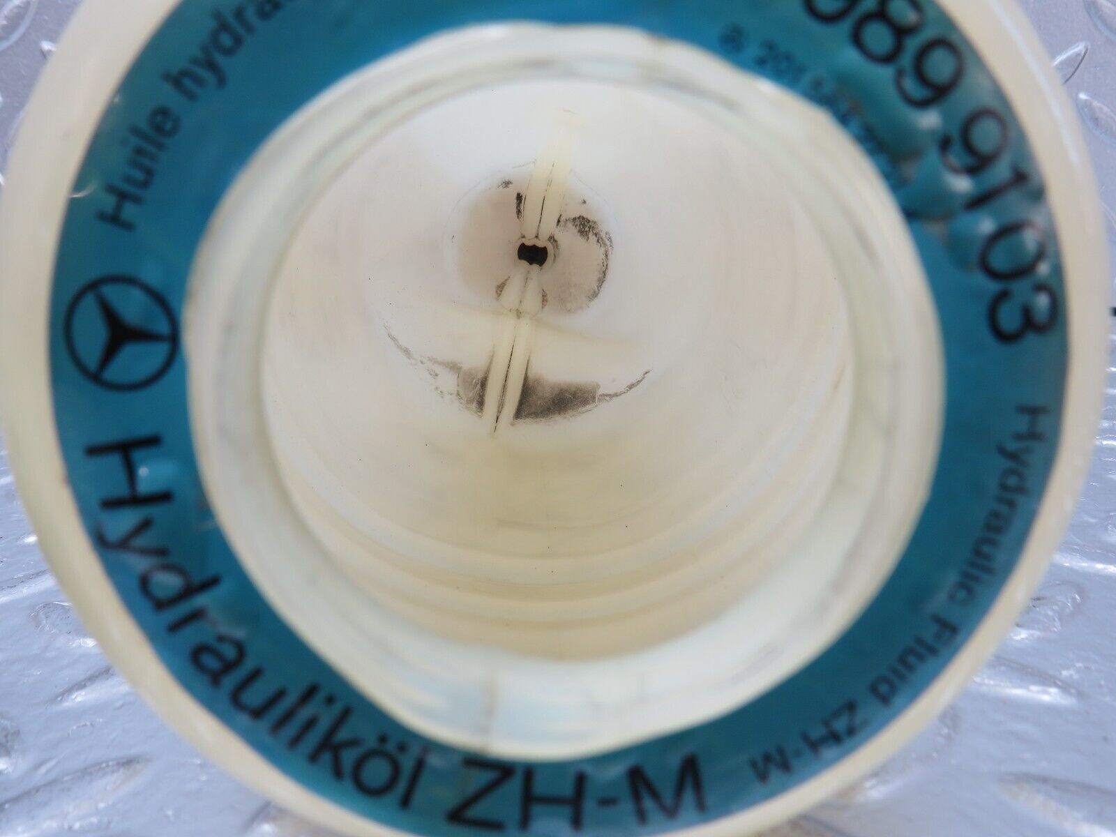 32521 Mercedes-Benz S124 300TE Hydraulic Suspension Fluid Reservoir 0009899103