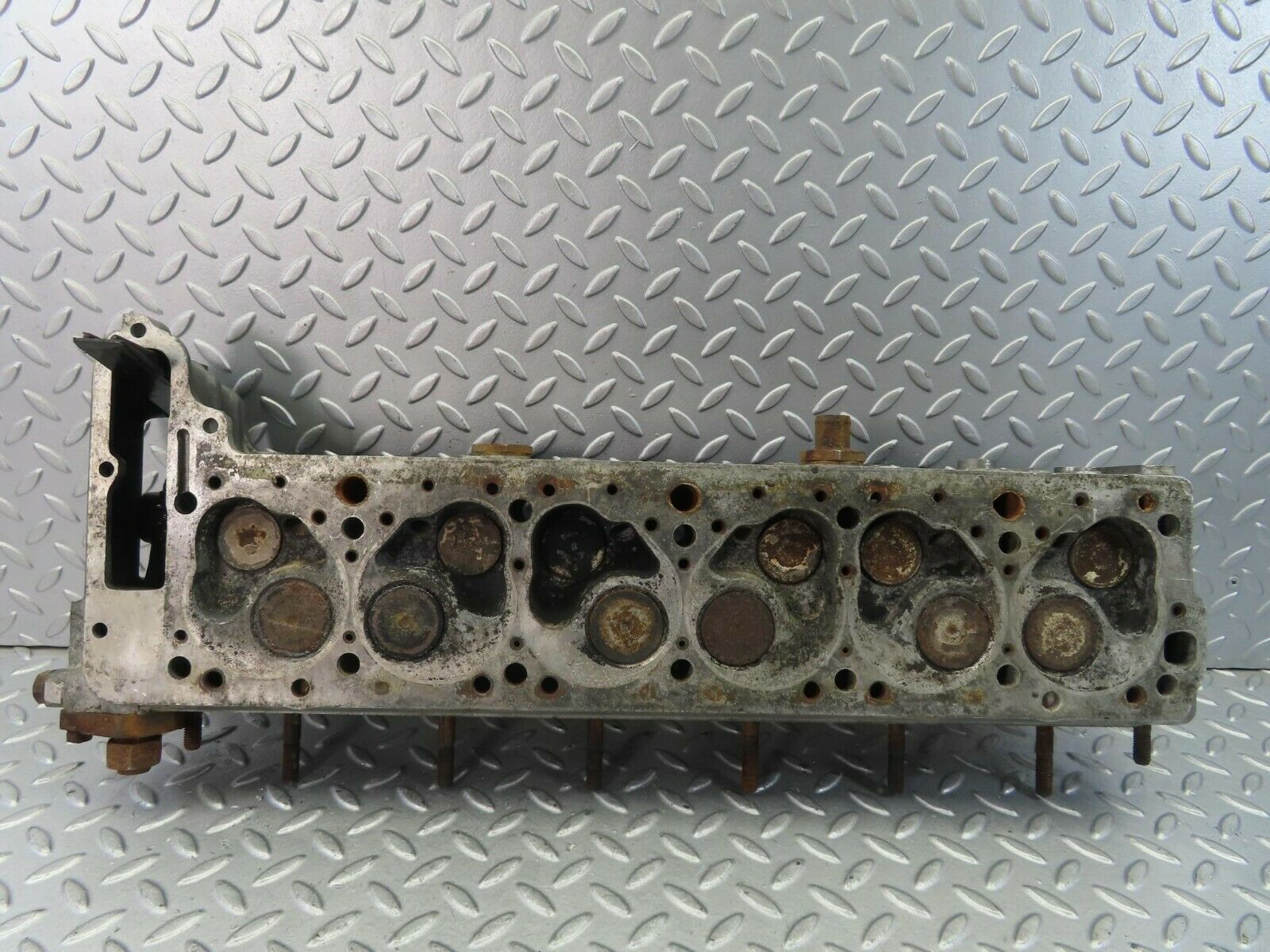 8689 Mercedes-Benz W108 Cylinder Head 1300161201