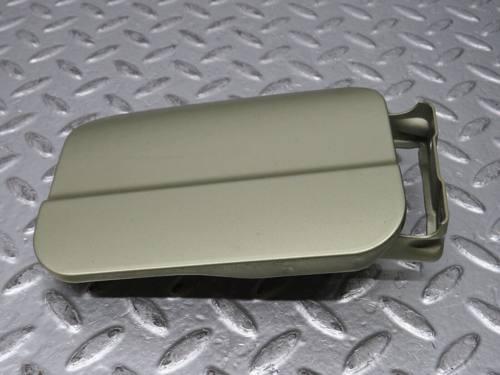 0565 Mercedes-Benz W123 230E Fuel Tank Flap Cap 1235840039