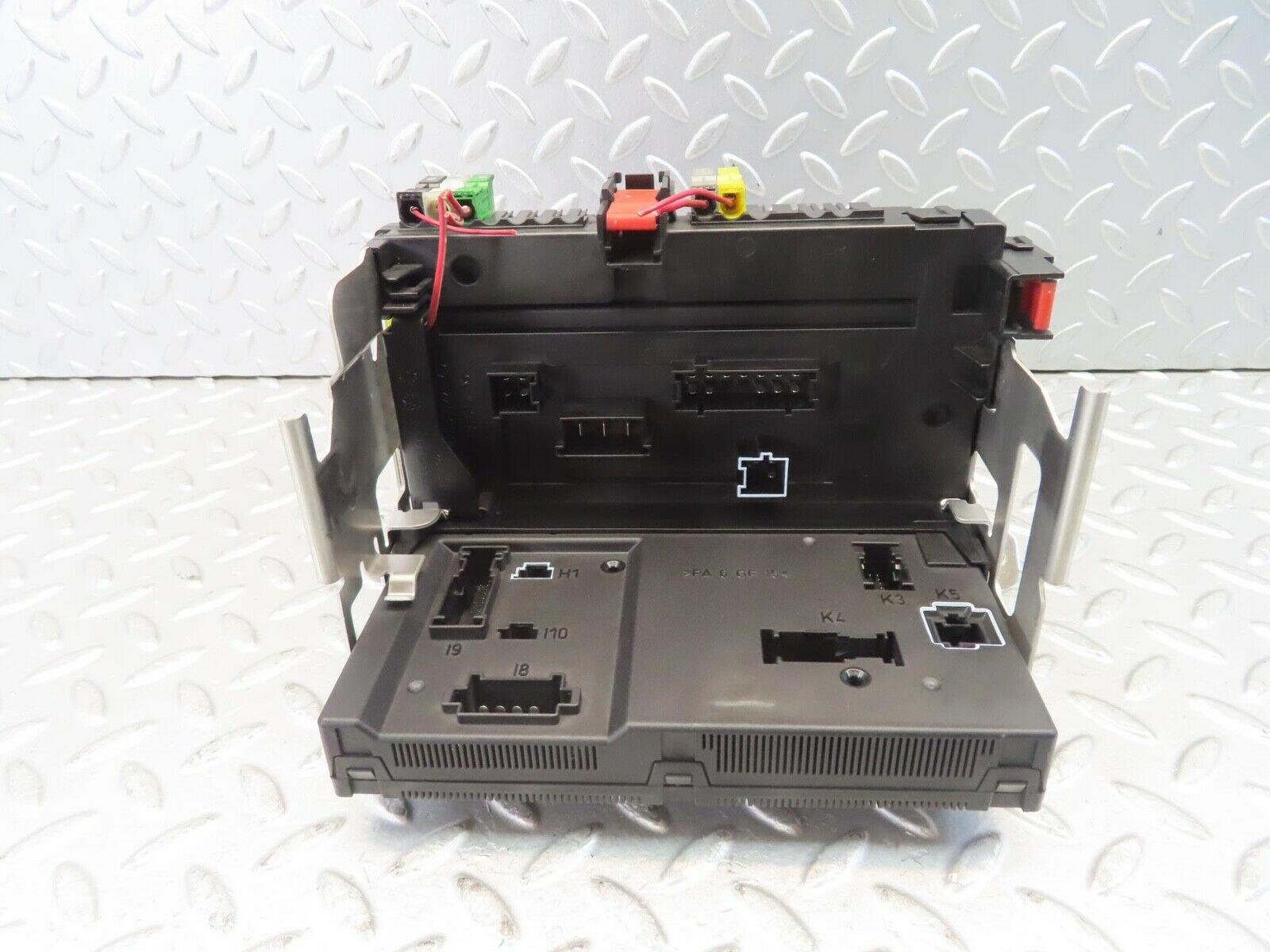 11121 Mercedes-Benz W221 S320 Rear Fuse Box 2215403050