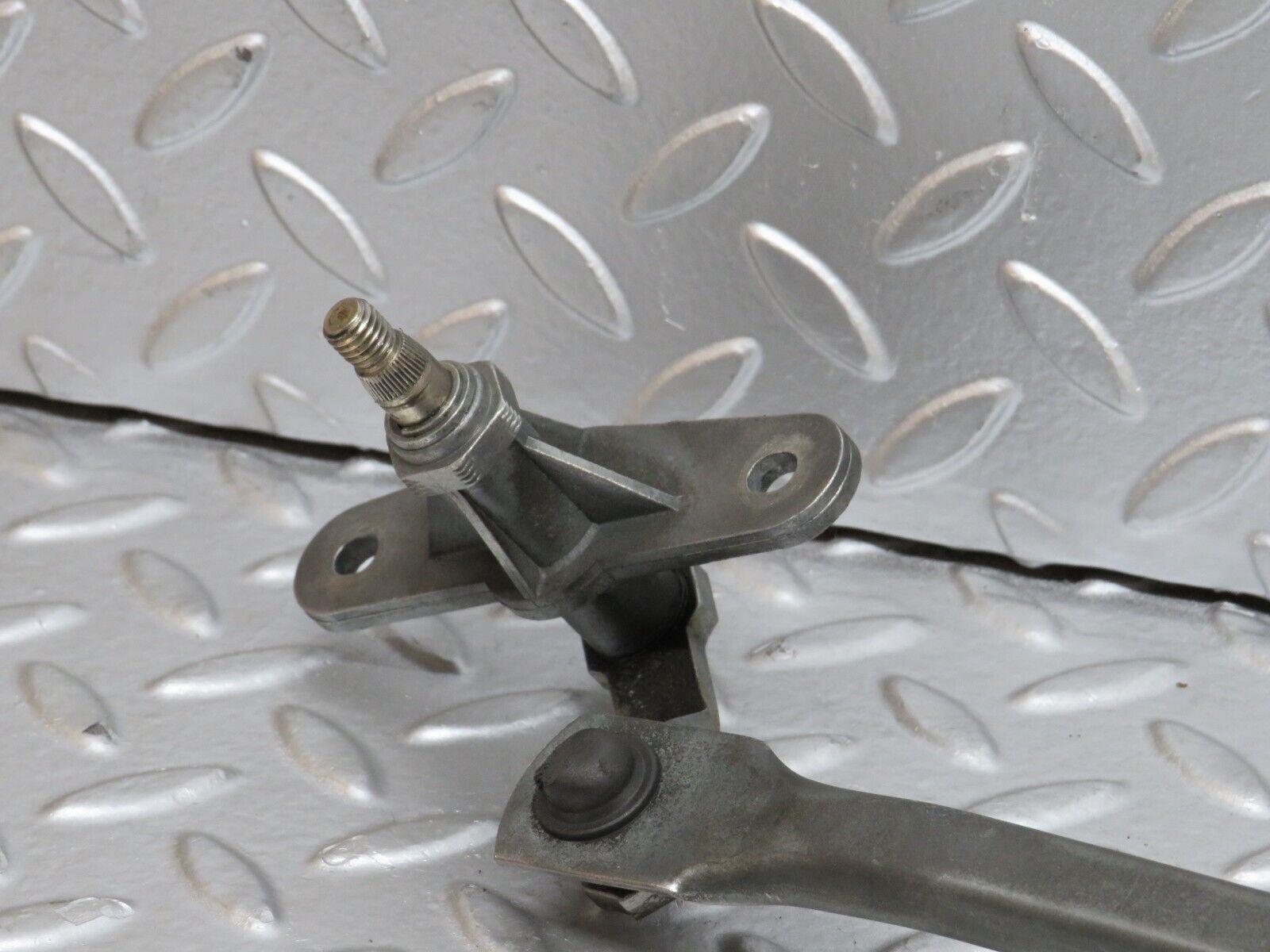 28074 Mercedes-Benz W123 280E Windscreen Wiper Linkage