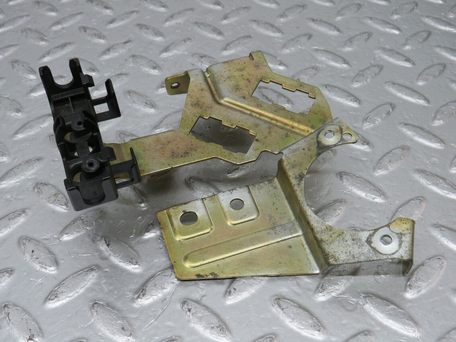 33309 Mercedes-Benz W202 C180 Relay Holder Bracket