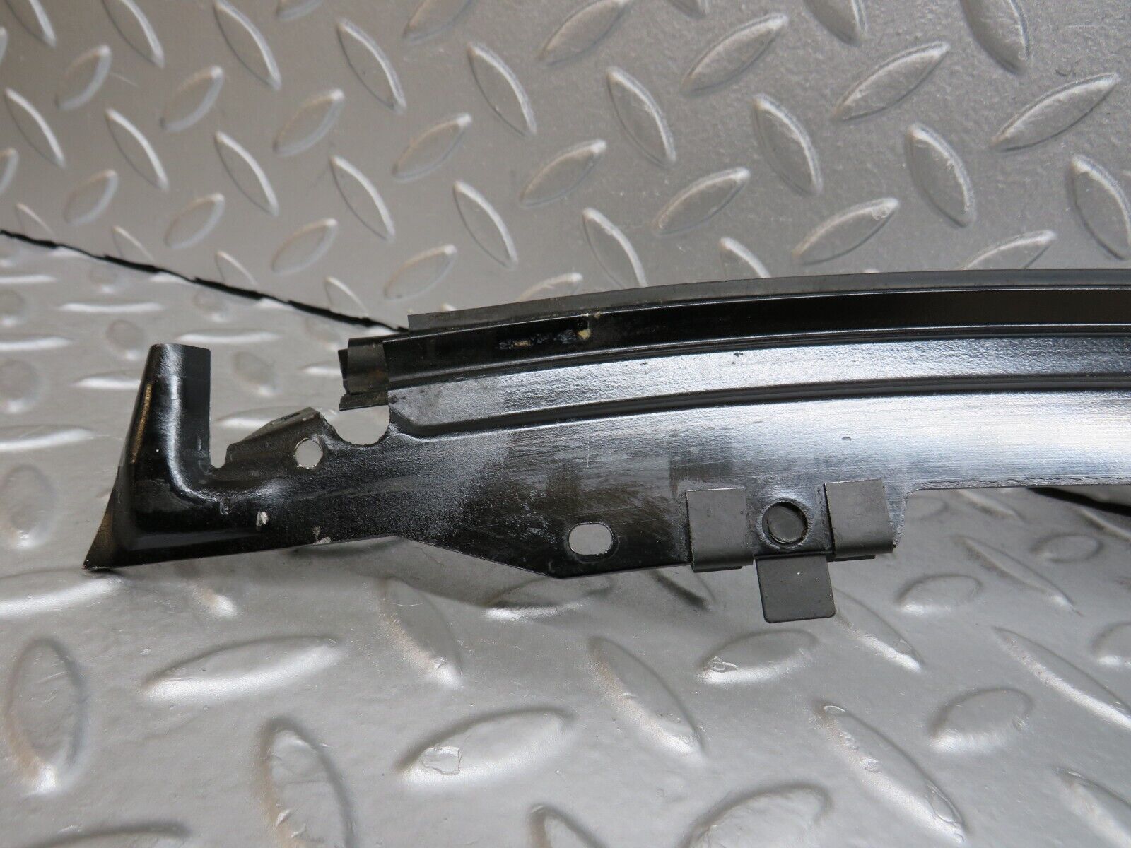 38607 Mercedes-Benz R129 280SL Coupe Front Windscreen Top Chrome Trim