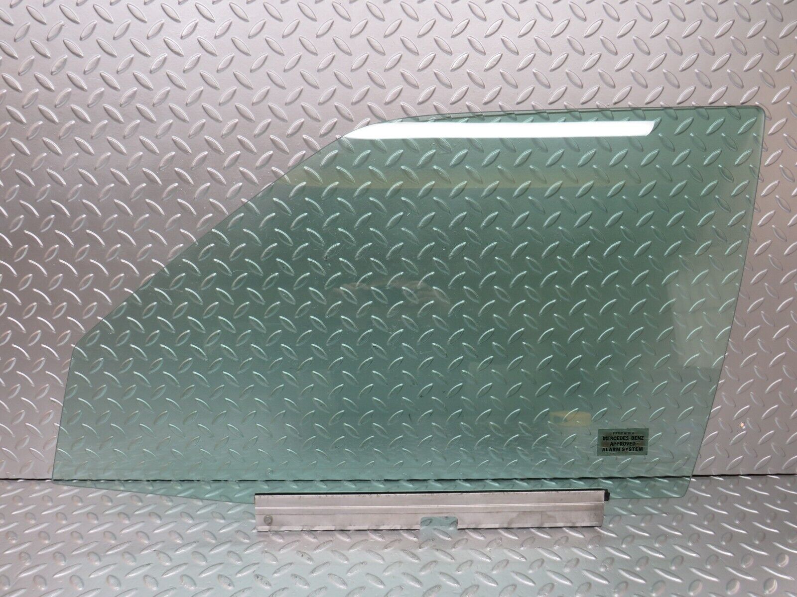 25646 Mercedes-Benz W124 280E Front Left Door Window Glass